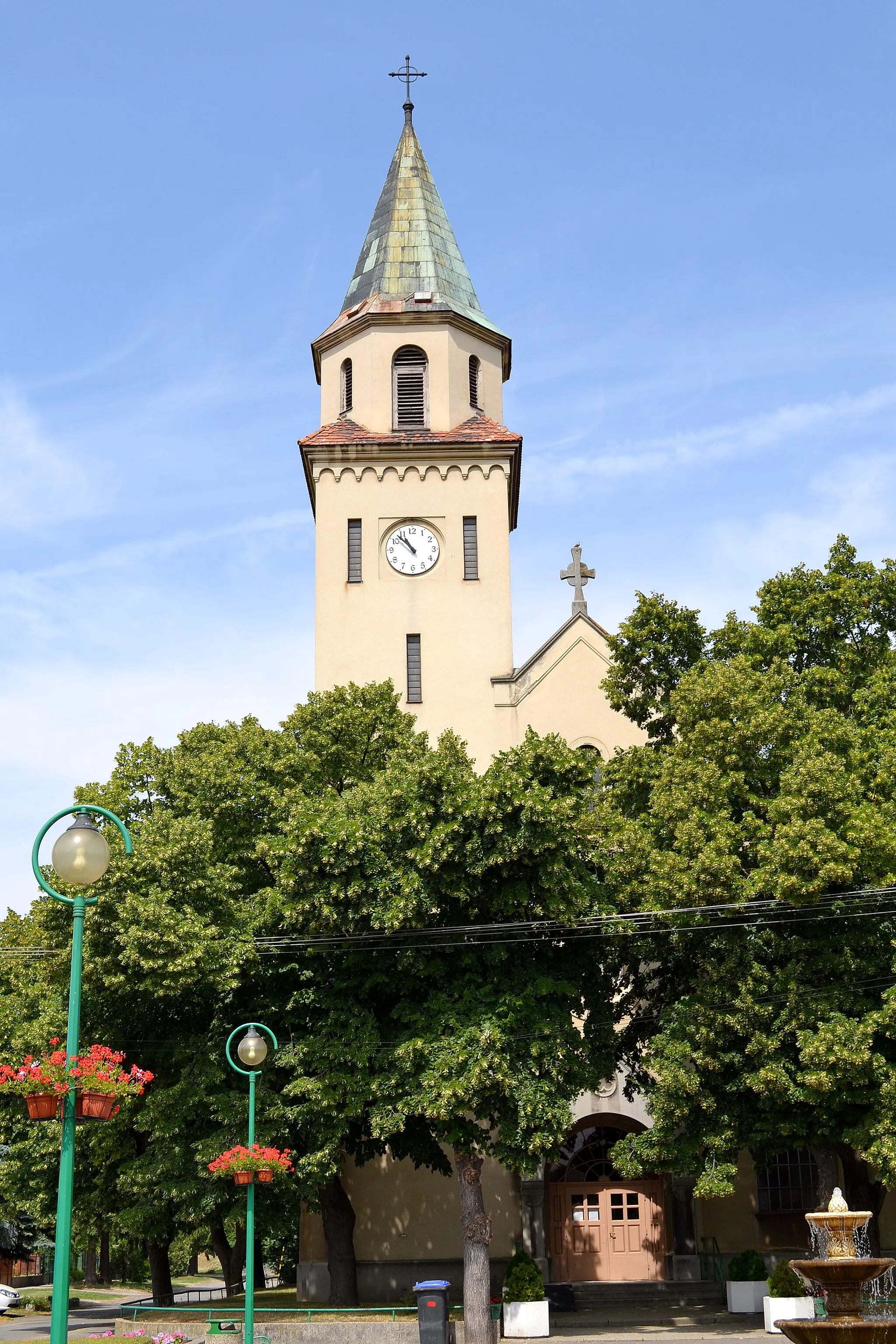 Photo showing: Neorománsky Kostol svätého Františka Serafínskeho z rokov 1927 - 1929 v centre Kalinkova