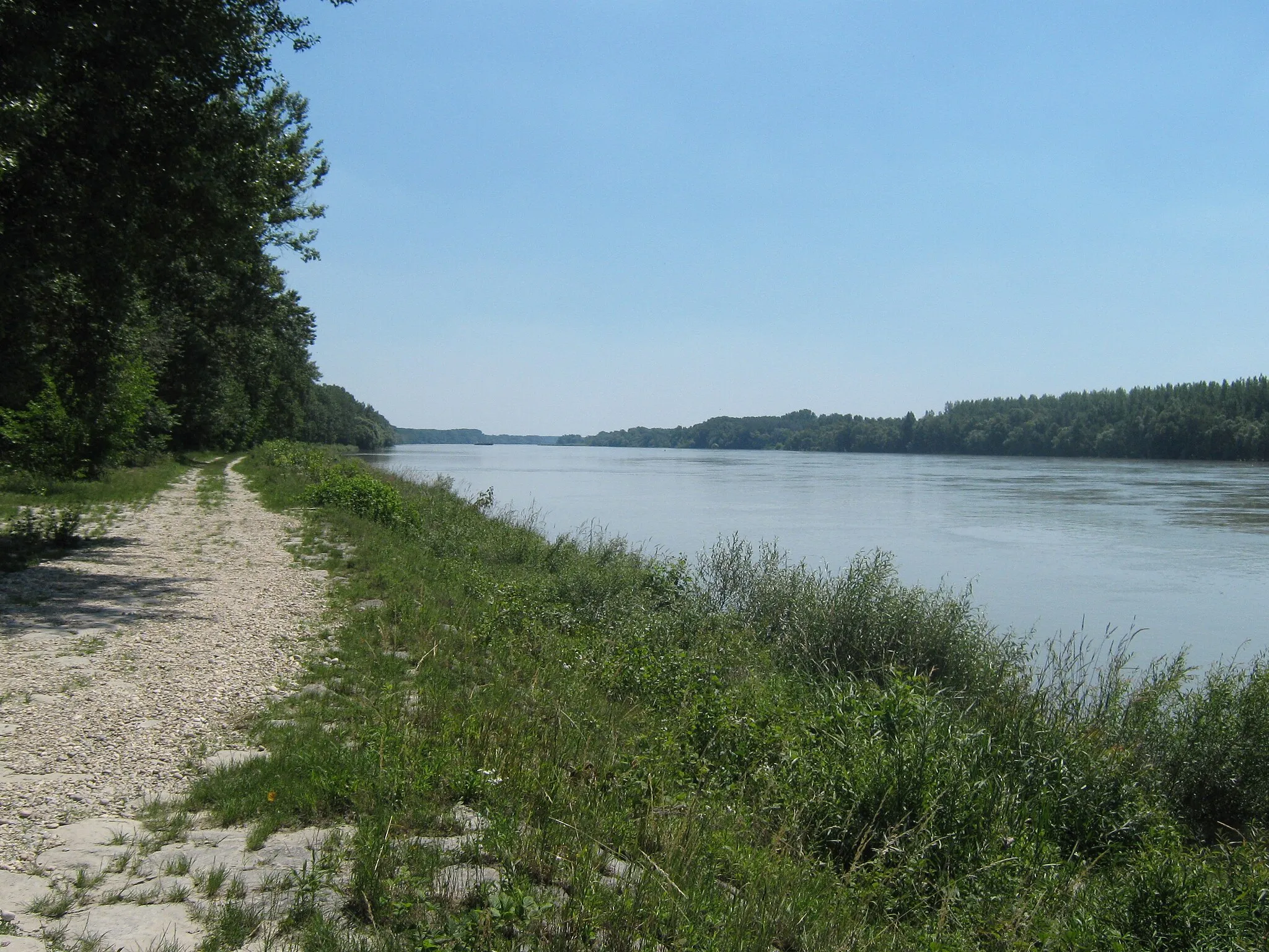 Photo showing: Duna Medvénél áthaladó szakasza