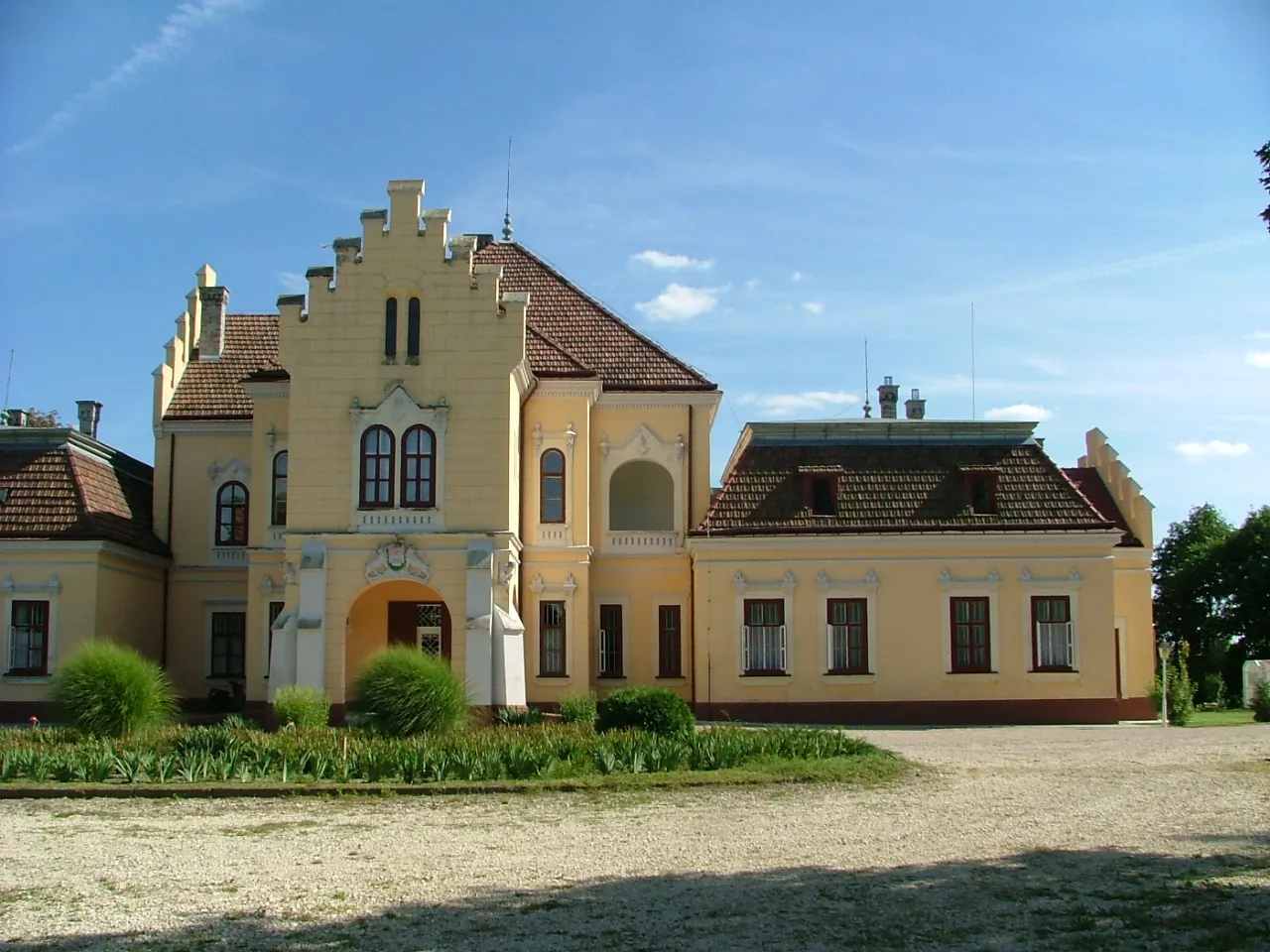 Photo showing: Téti Pokváry-kastély homlokzata