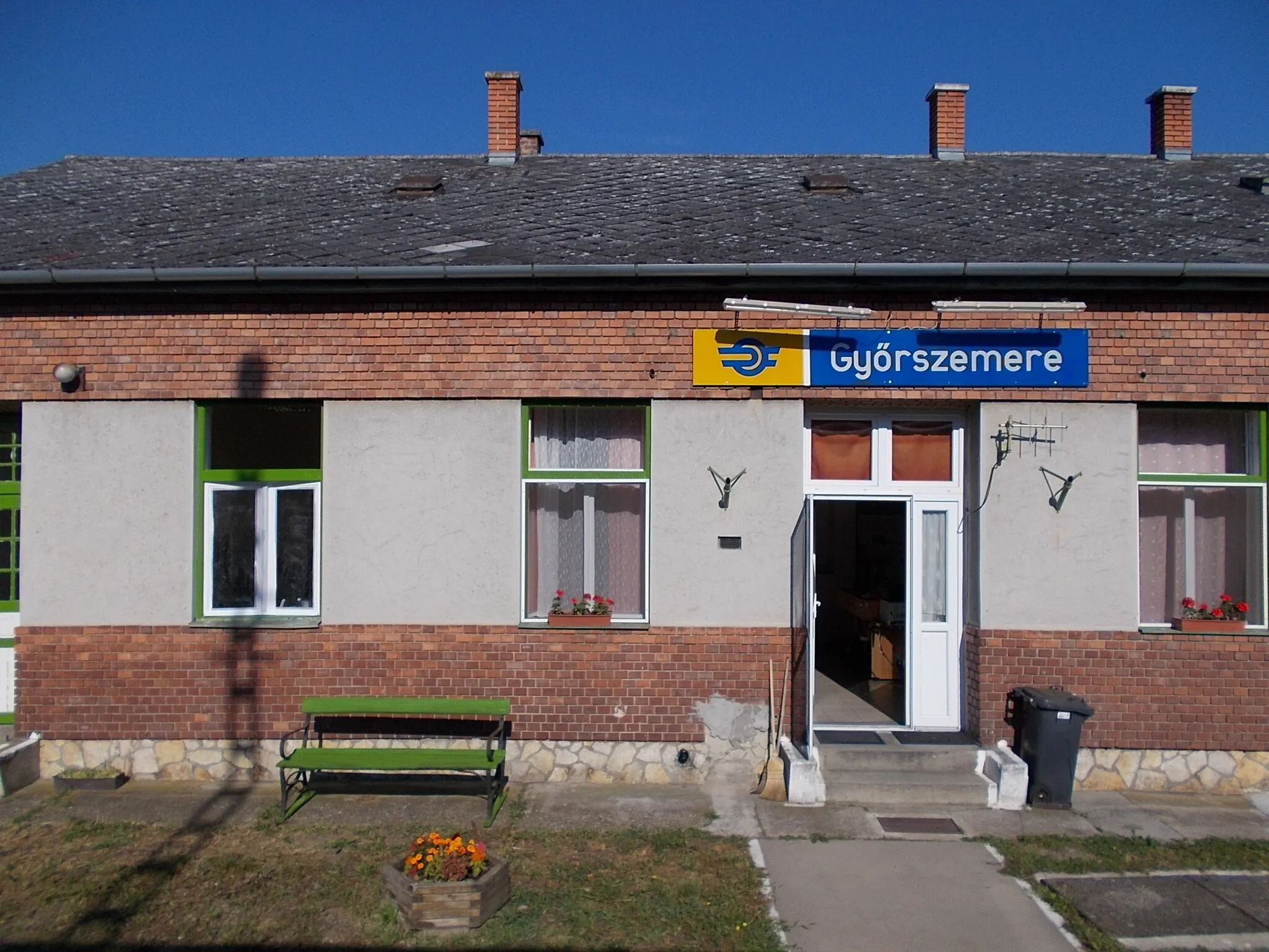 Photo showing: : Railway station. - Győrszemere, Győr-Moson-Sopron County, Hungary.