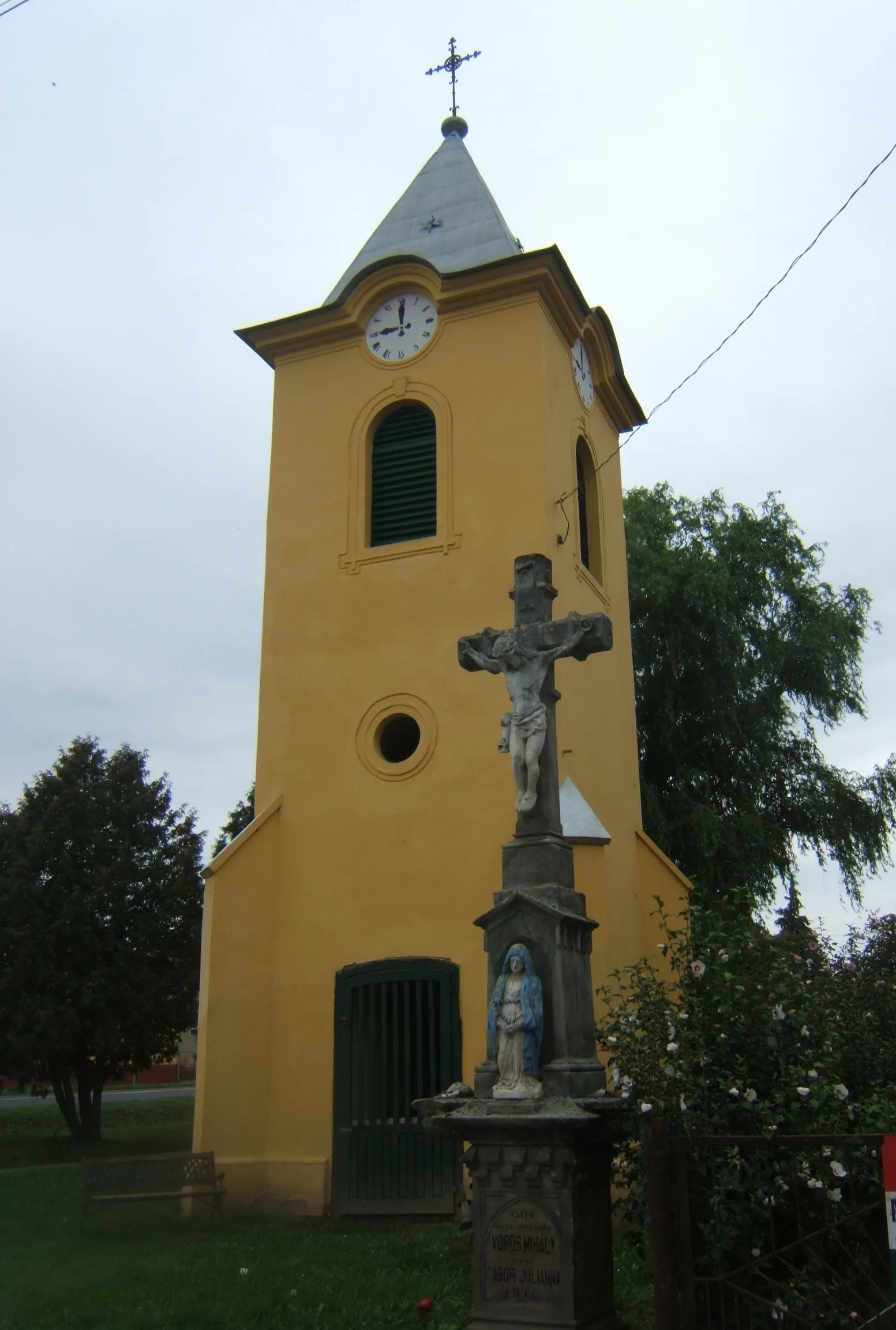 Photo showing: Műemlék barokk, harangtorony Böhönyén (az 1700-as évekből) Azonosító: 7827, törzsszám: 4509, előtte 1910-ből származó kőkereszt ID 19509