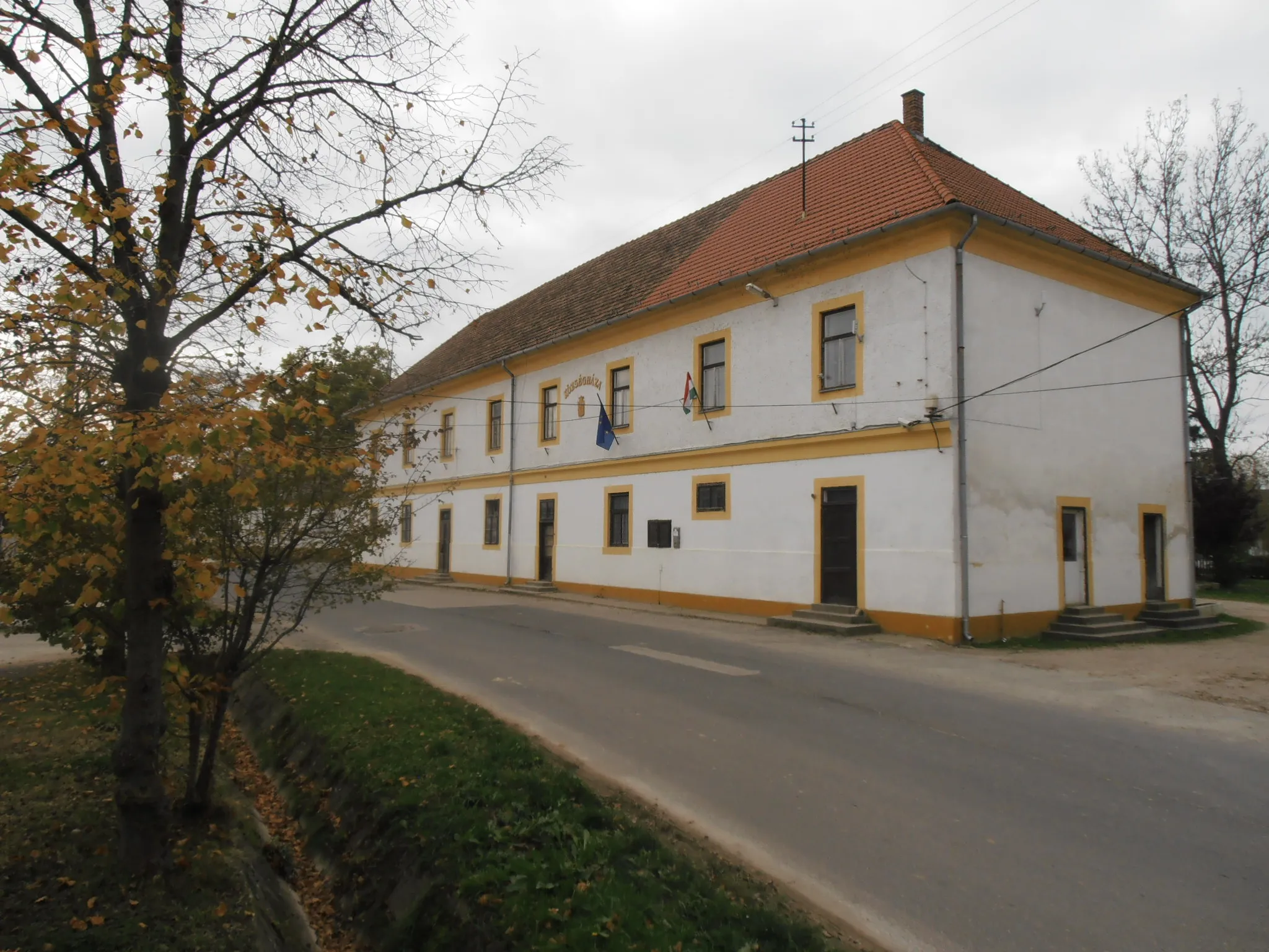 Photo showing: Building of local authority in Nemesvid, Hungary. Built in 1848