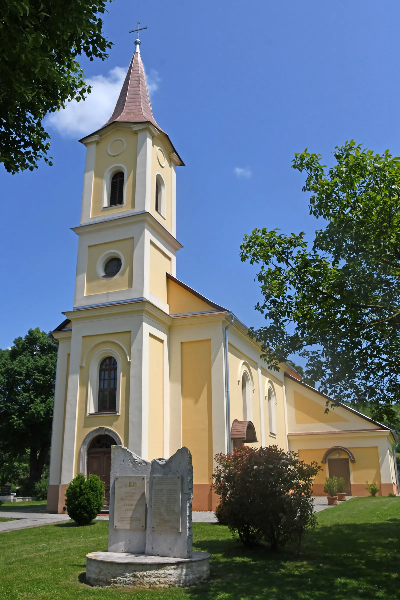 Photo showing: Roman Catholic church in Felsőrajk, Hungary