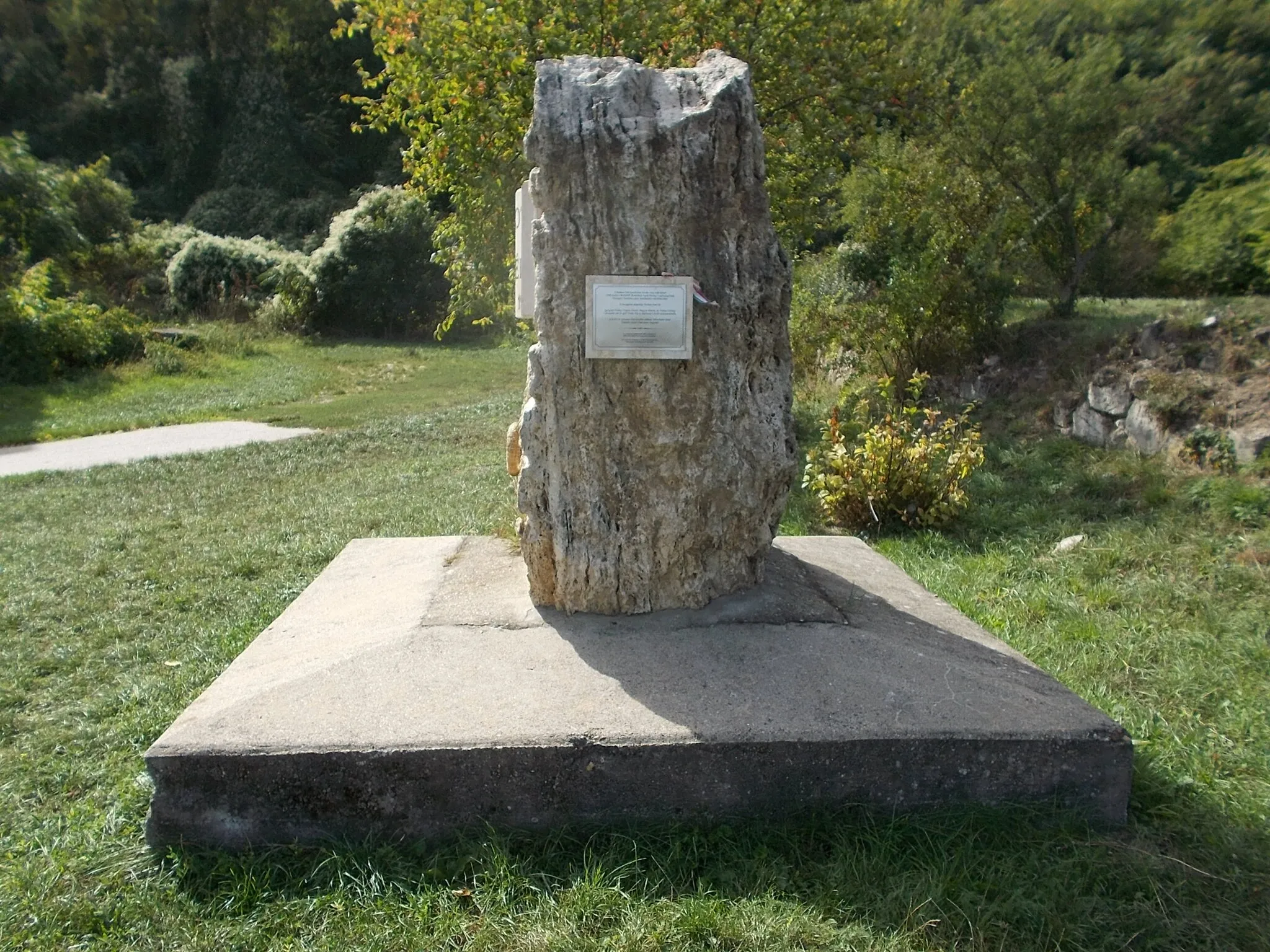 Photo showing: KALOT Memorial stone at the Szapáry Mansion.  Listed ID 10968. - Kastély Street, Ófalu, Érd, Pest County, Hungary.