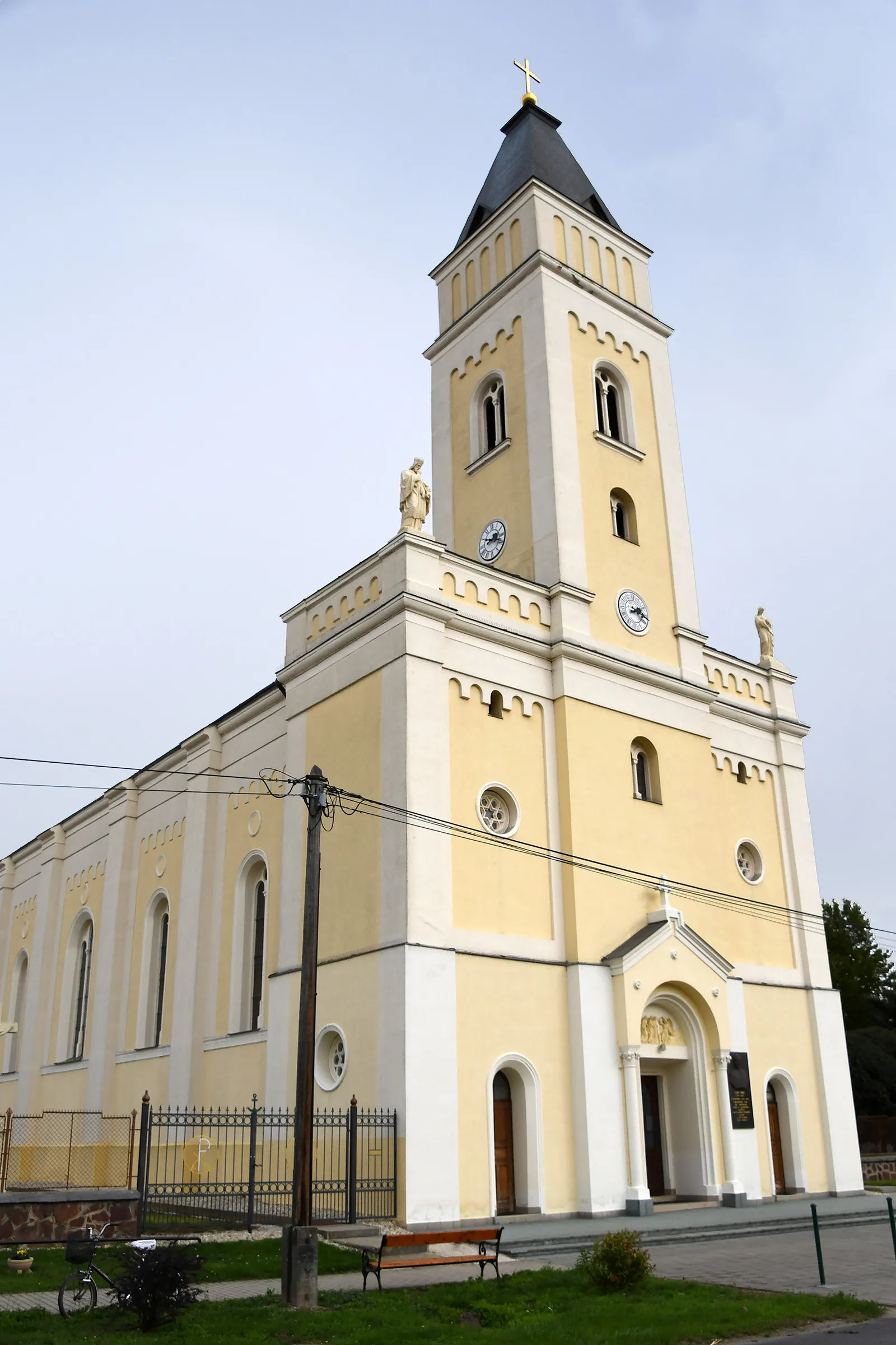 Photo showing: Roman Catholic church in Szil