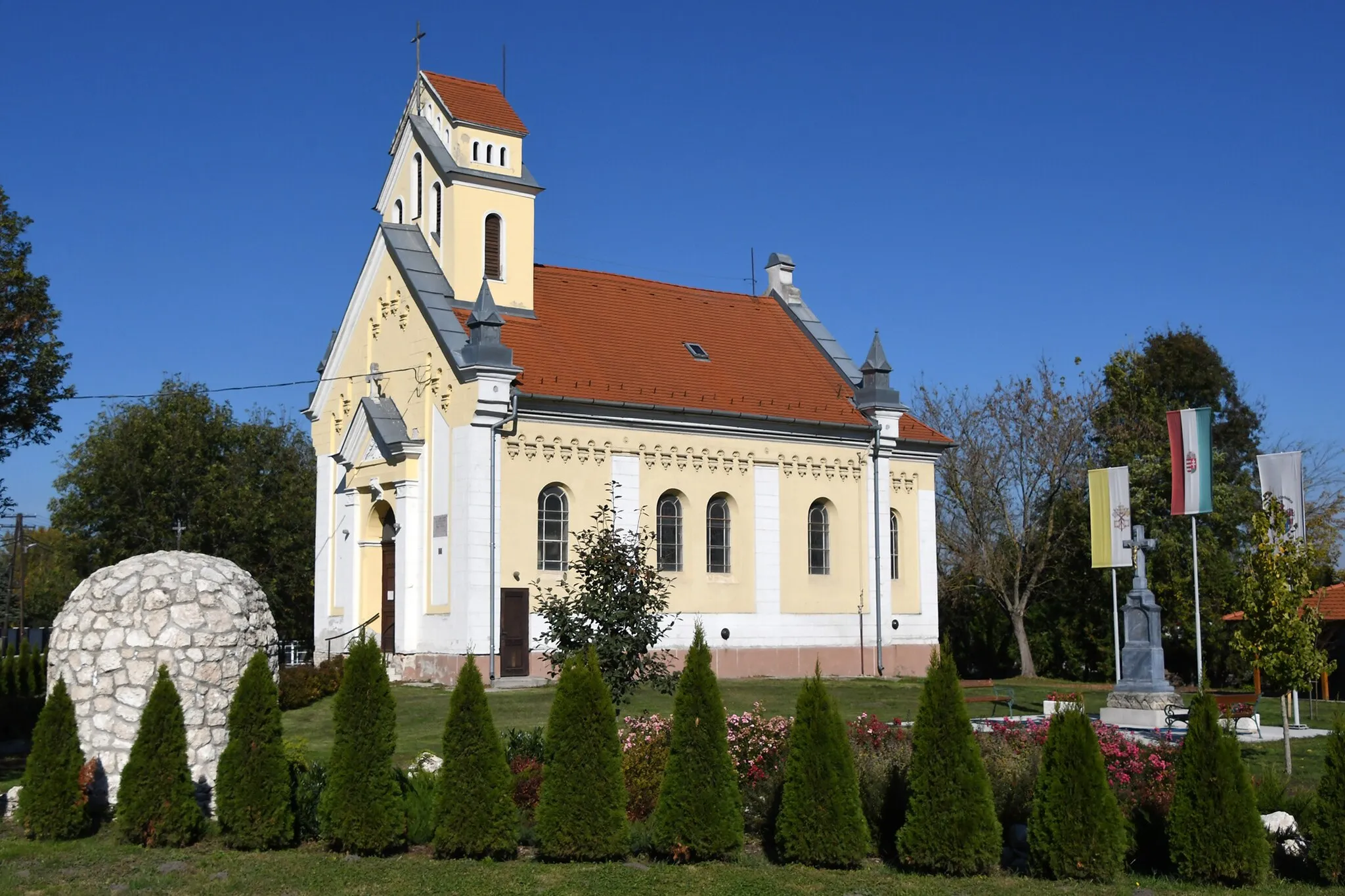Photo showing: Roman Catholic church in Enese, Hungary