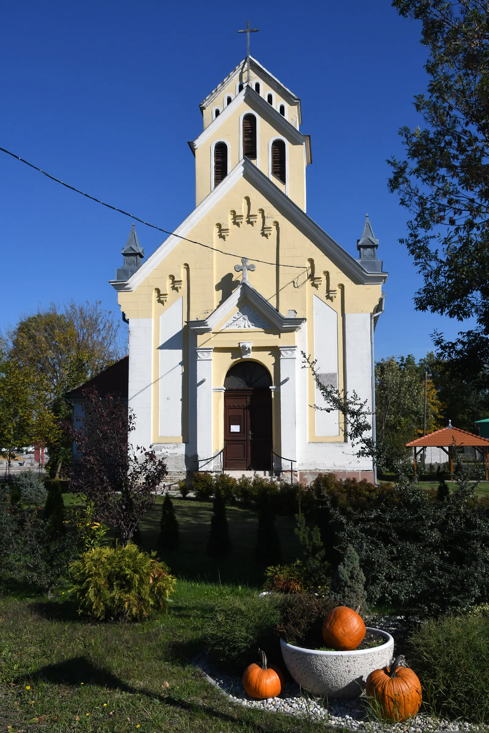 Photo showing: Roman Catholic church in Enese, Hungary