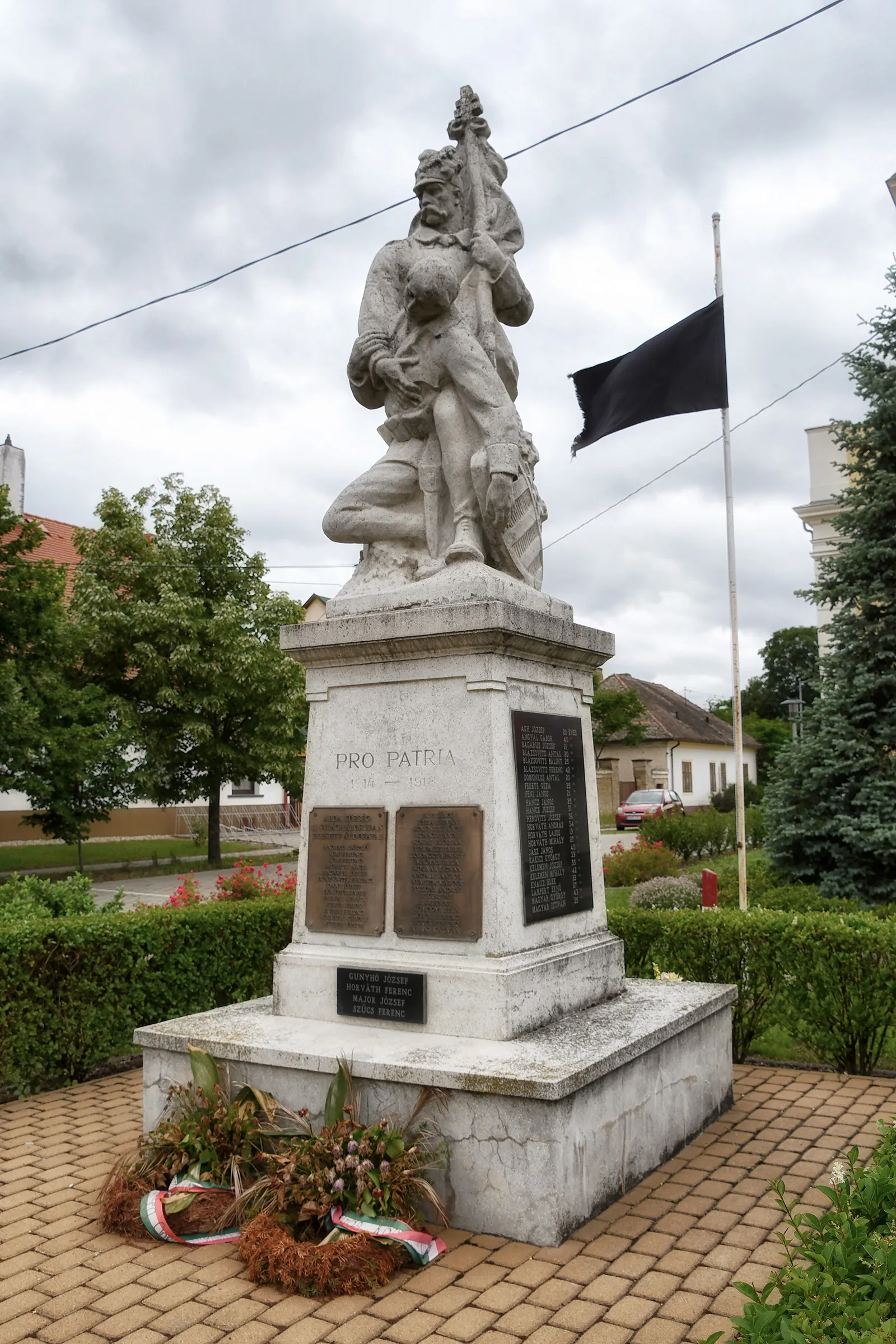 Photo showing: The memorial of the world wars in Abda, Hungary