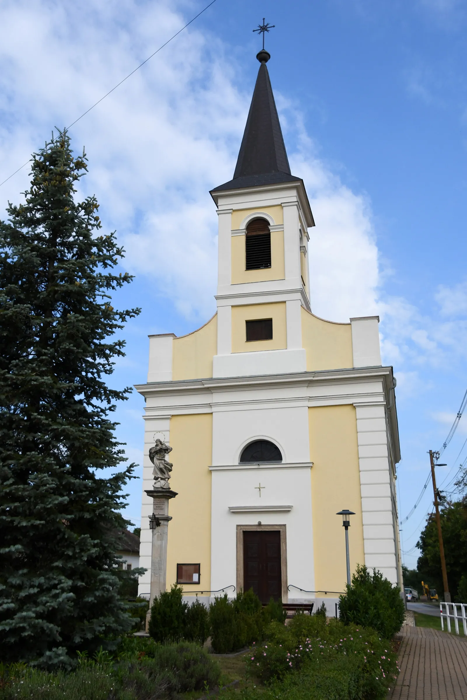 Photo showing: Roman Catholic church of Abda, Hungary with the Immaculata column from 1700