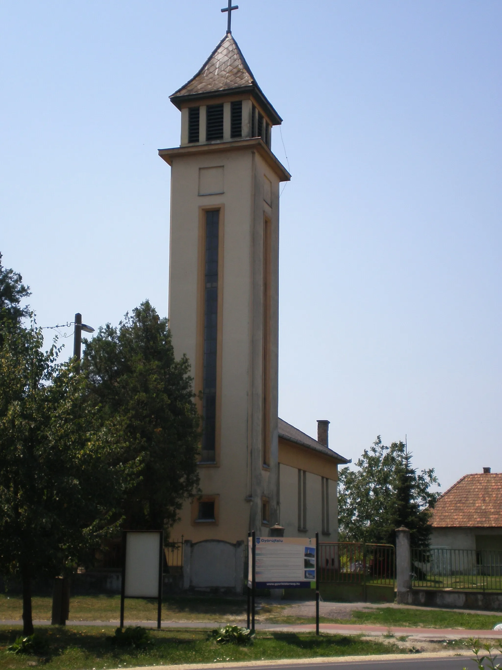 Photo showing: Evangélikus templom Tervező/Kivitelező/Építés éve: Káldy Barna/Káldy Sándor/1949. (Győrújfalu, Győr-Moson-Sopron megye, Magyarország)