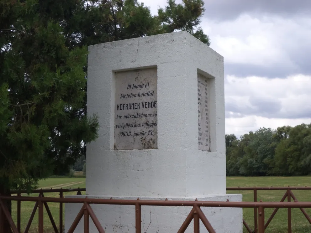 Photo showing: A Duna-szabályozás áldozatainak emlékműve Ásványrárón (Győr-Moson-Sopron megye). Helyi védelem alatt álló plasztika