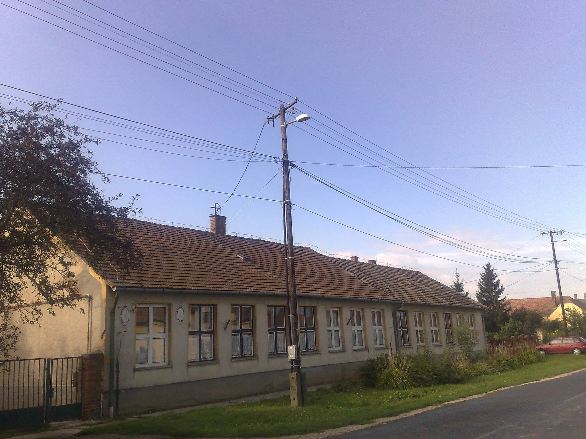 Photo showing: Rábacsanak - iskola