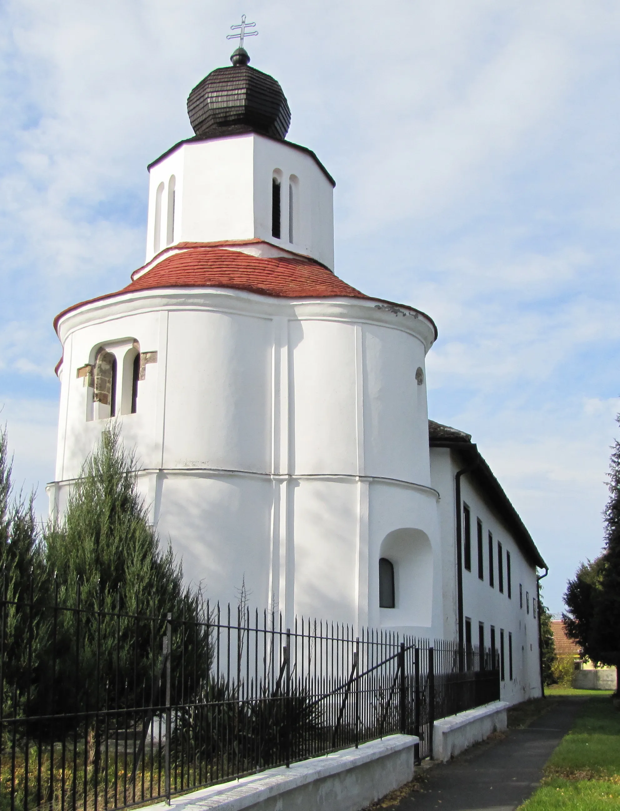 Photo showing: A pápoci kápolna a kolostorépülettel (Vas megye, Magyarország)