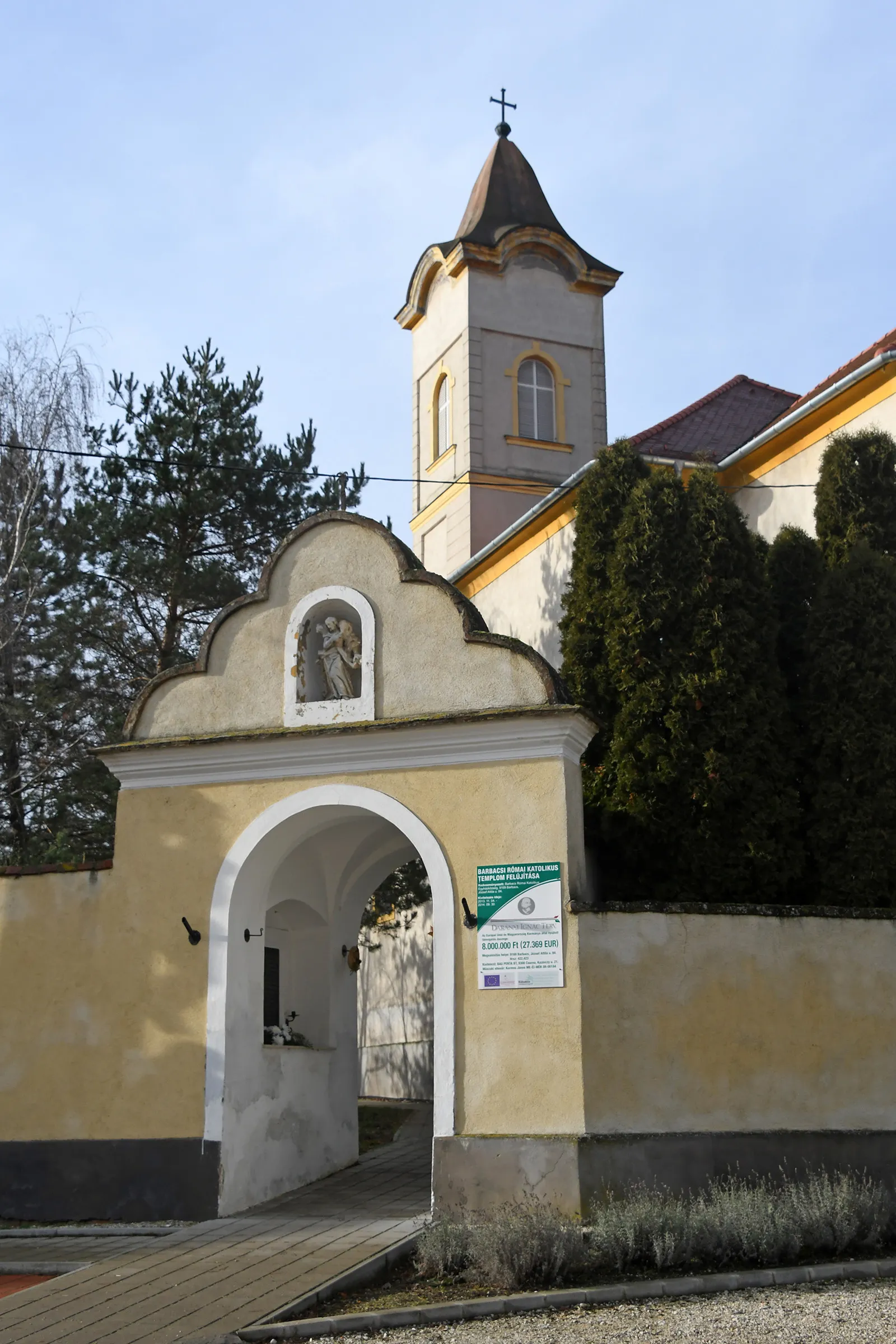 Photo showing: Roman Catholic church in Barbacs, Hungary