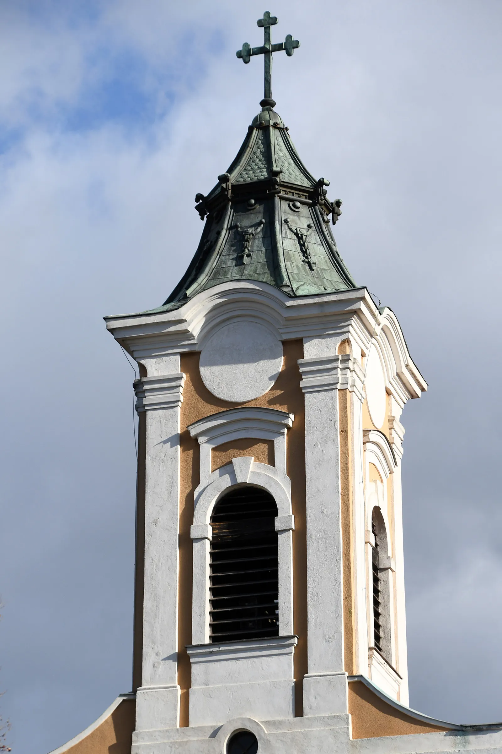 Photo showing: Roman Catholic church in Tényő, Hungary