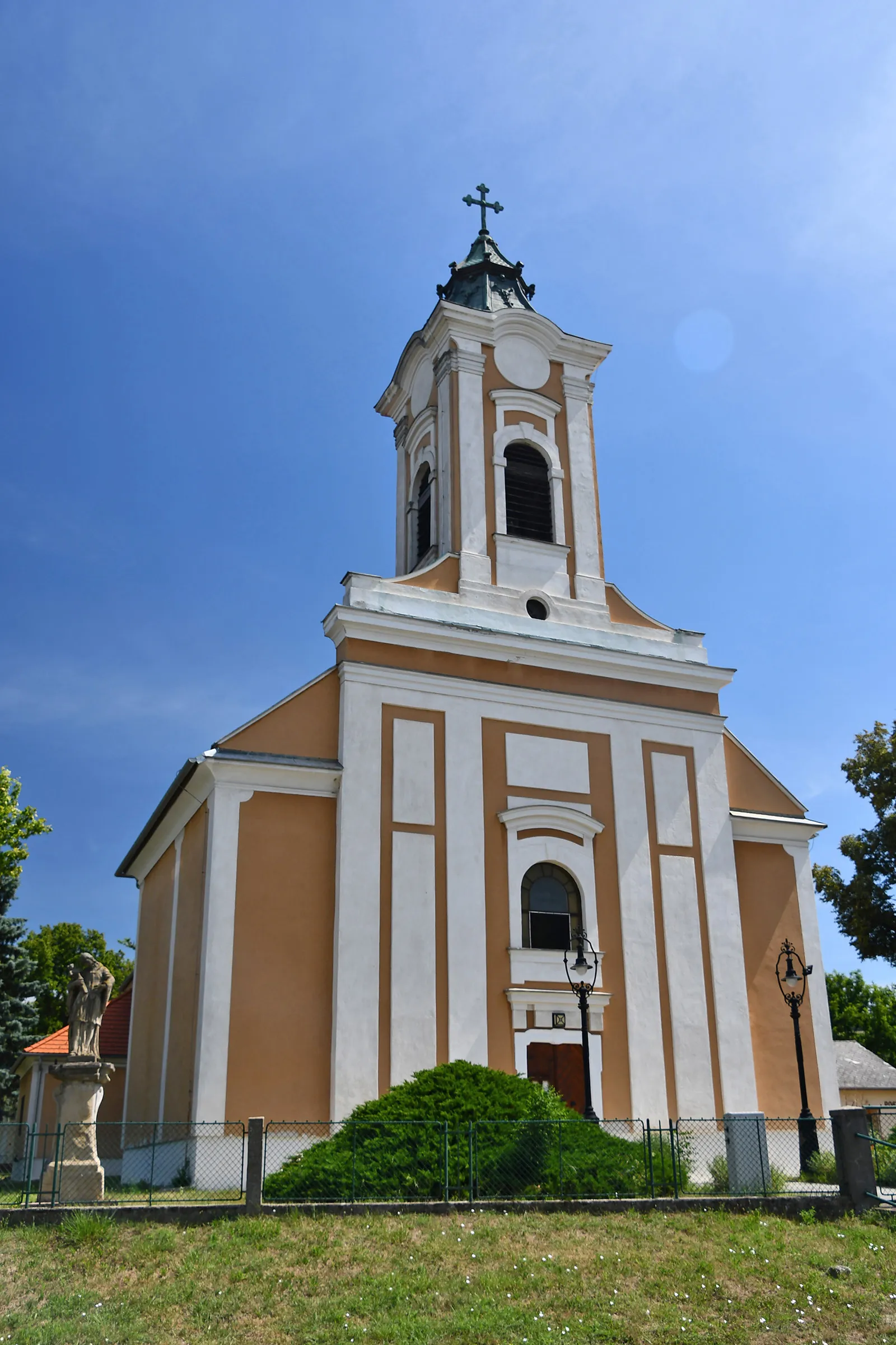 Photo showing: Roman Catholic church in Tényő, Hungary