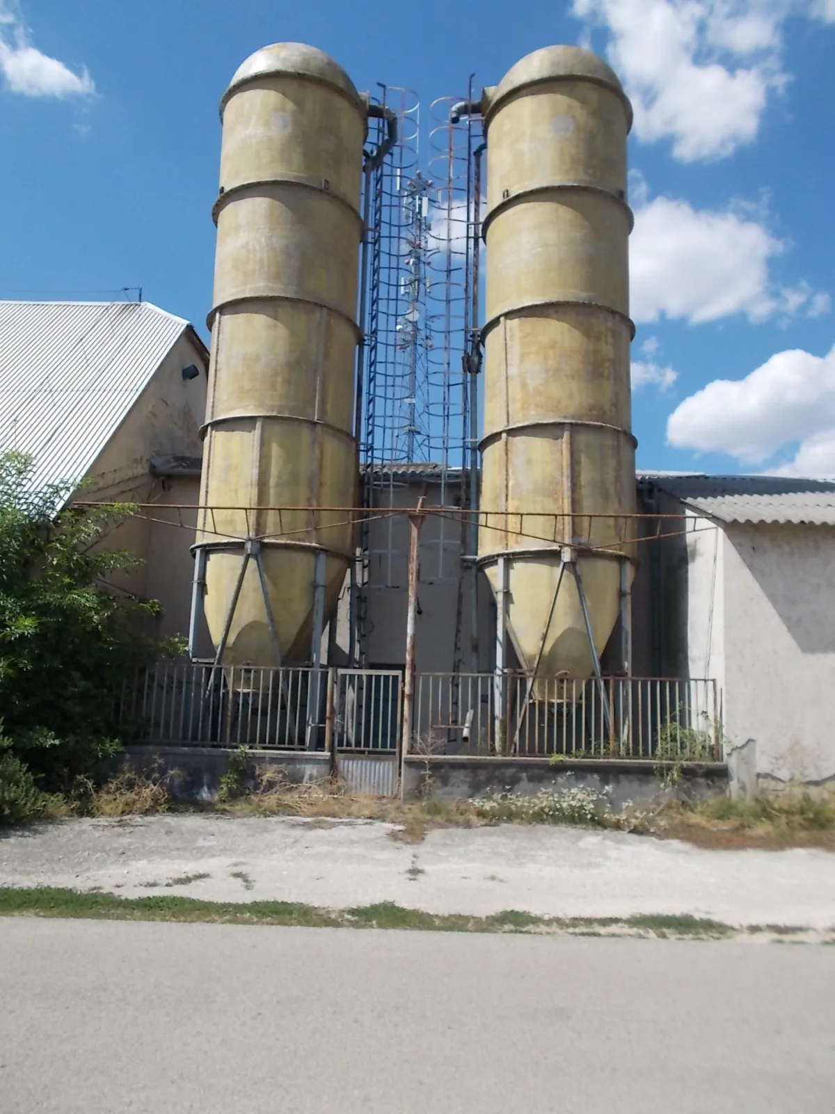 Photo showing: : Flour mill silos? Former grain mill worked here, before that here was the „Fabrika" Europe's largest sugar factory in fisrst half of the 19th century. - Gyártelep neighborhood, Mosonszentmiklós, Győr-Moson-Sopron County, Hungary.