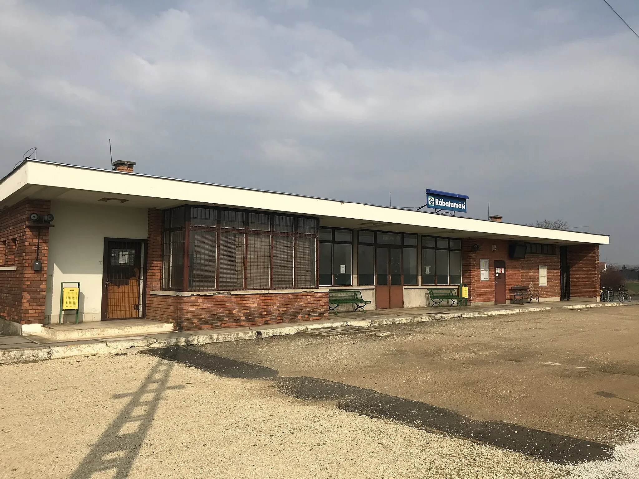 Photo showing: Rábatamási vasútállomás