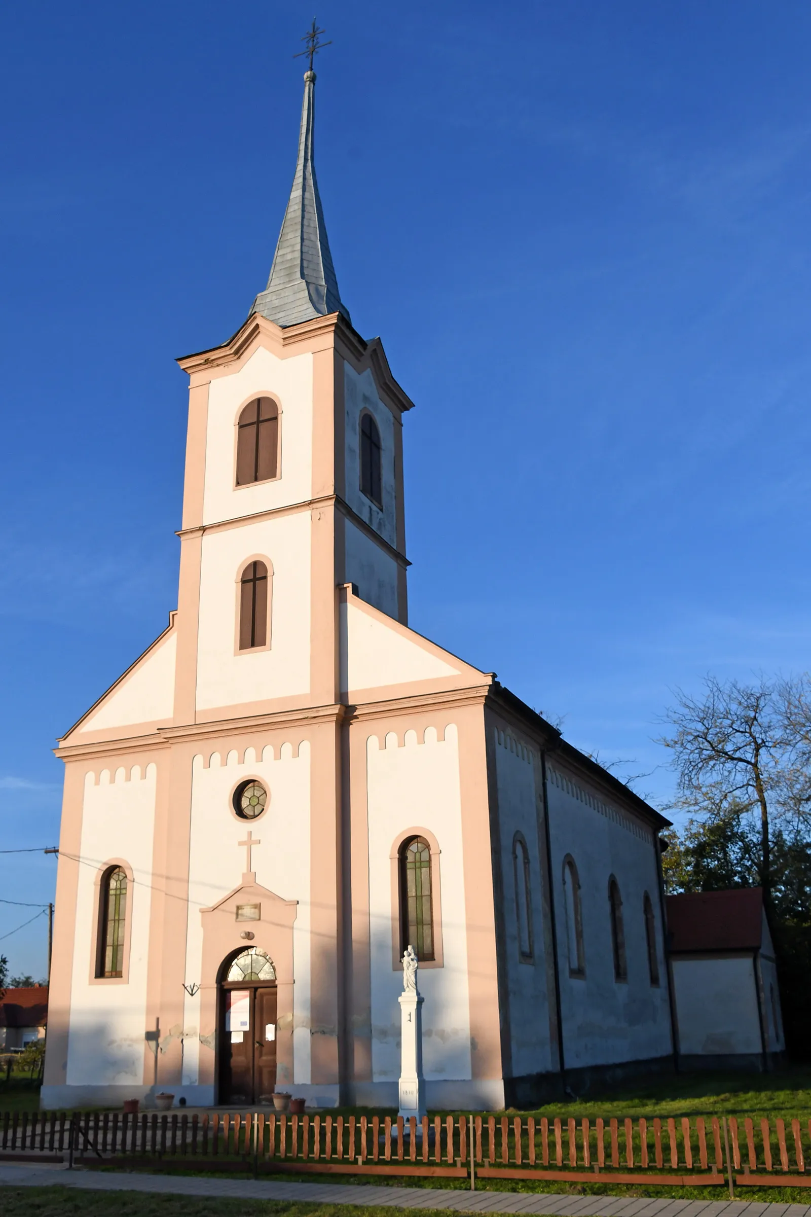 Photo showing: Roman Catholic church in Jobaháza, Hungary