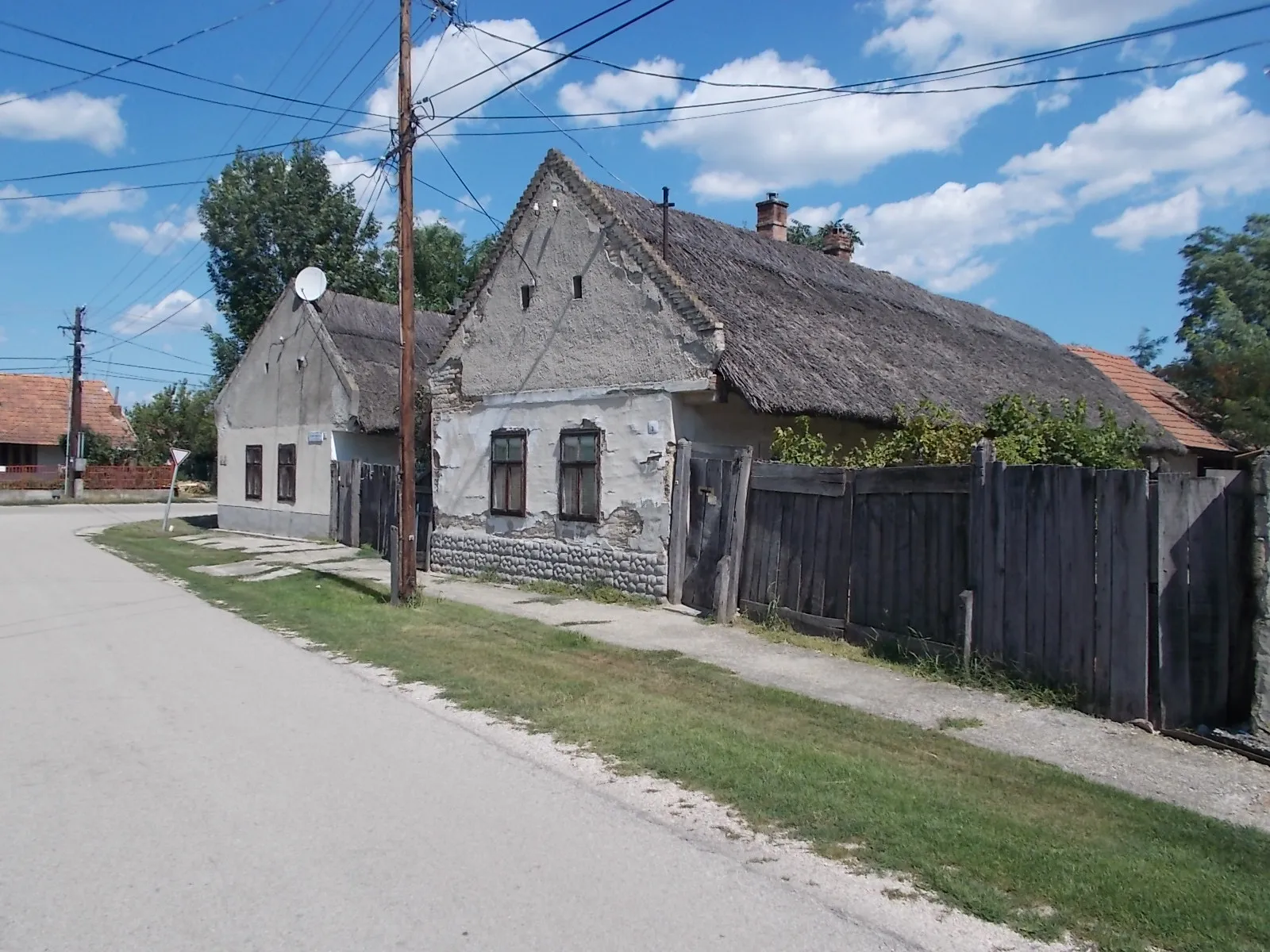 Photo showing: : Listed thatched houses. - 1 aan 3 Bartók Street, Lébény, Győr-Moson-Sopron County, Hungary.