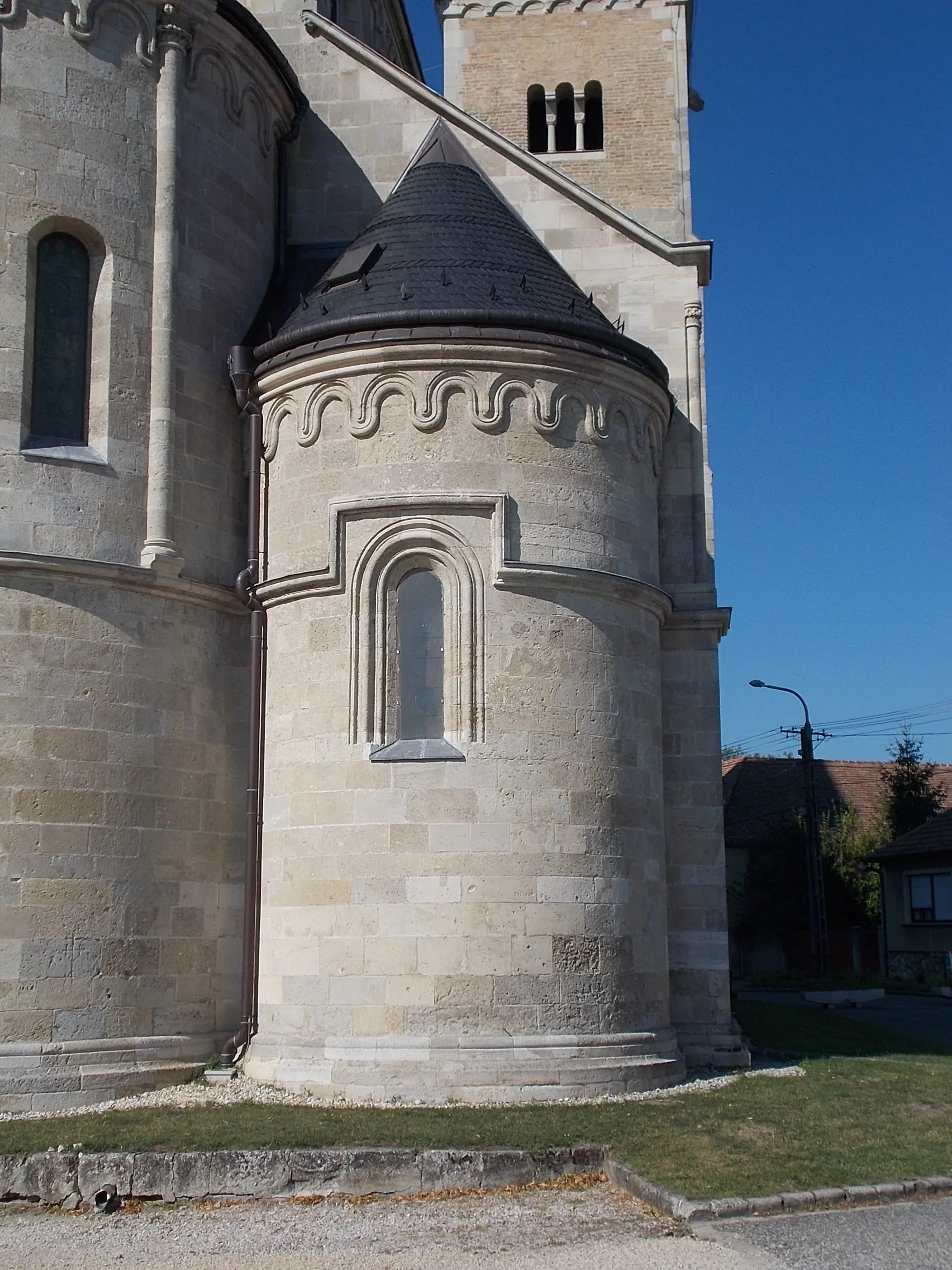 Photo showing: : Abbey church of St James, northeast. - Damjanich Street, Templom Square, Lébény, Győr-Moson-Sopron County, Hungary.