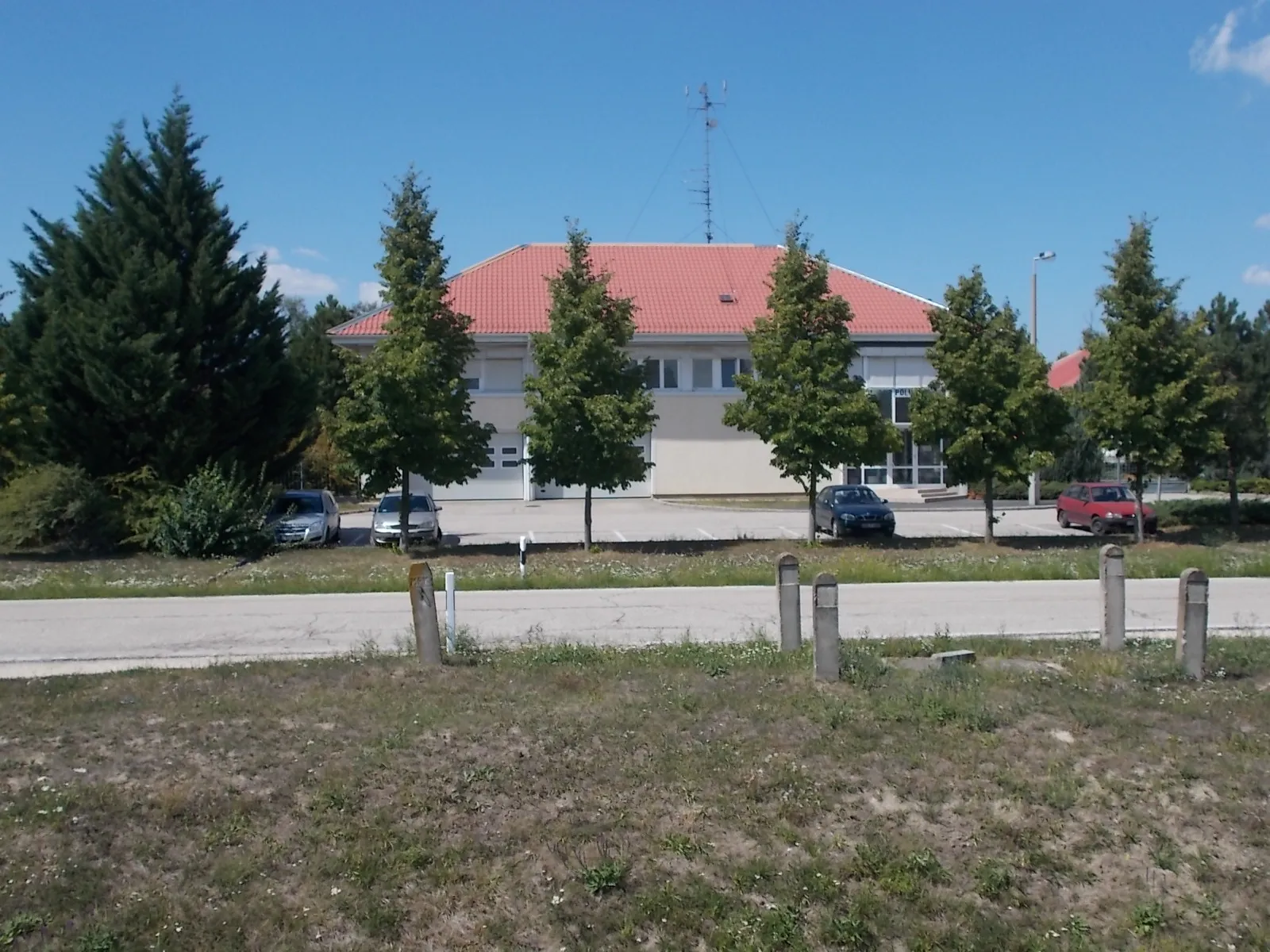 Photo showing: : Motorway Police Station. - Route 8417, Outskirt, Lébény, Győr-Moson-Sopron County, Hungary.