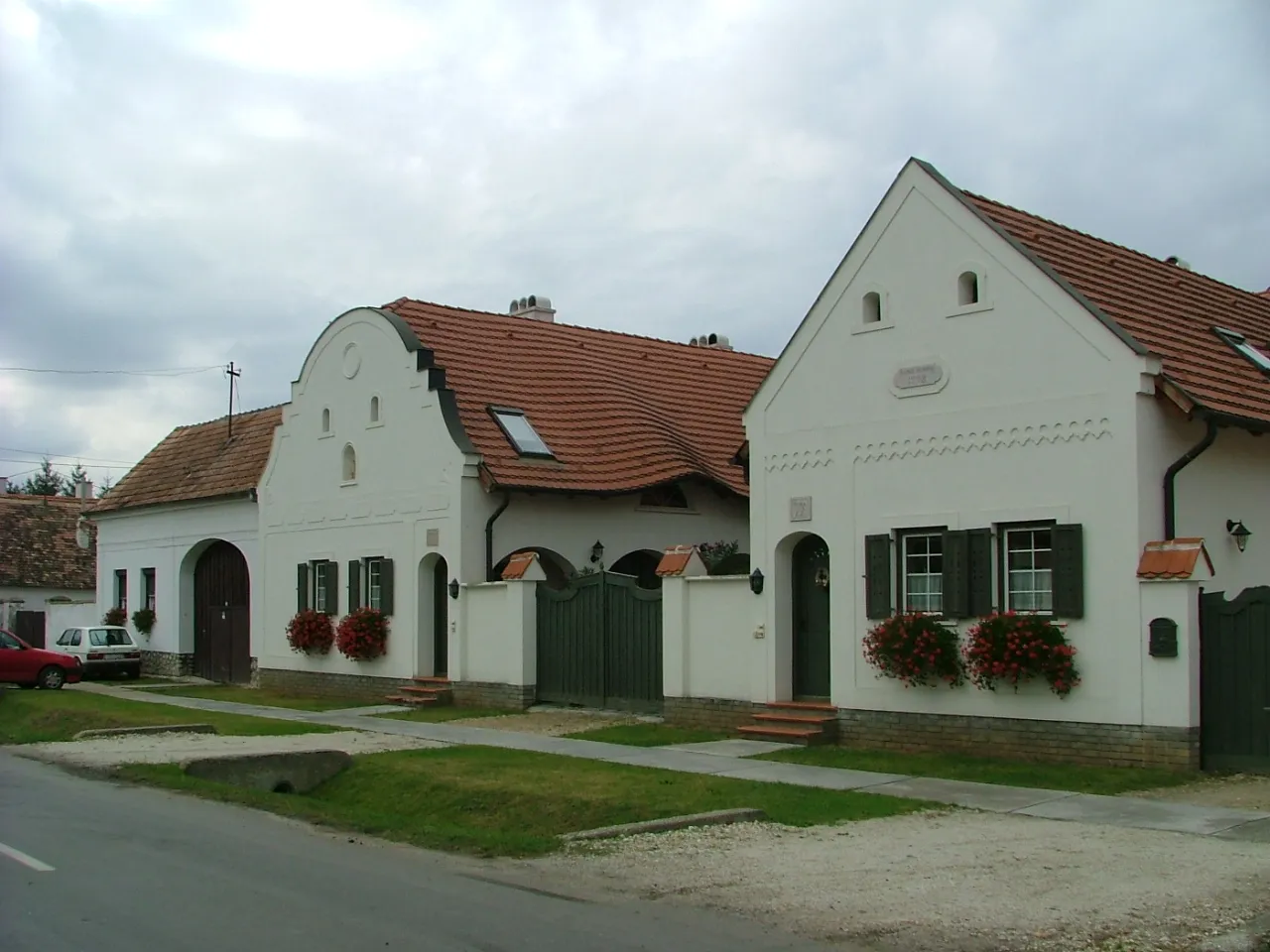 Photo showing: Renewed old peasant houses in Sarród