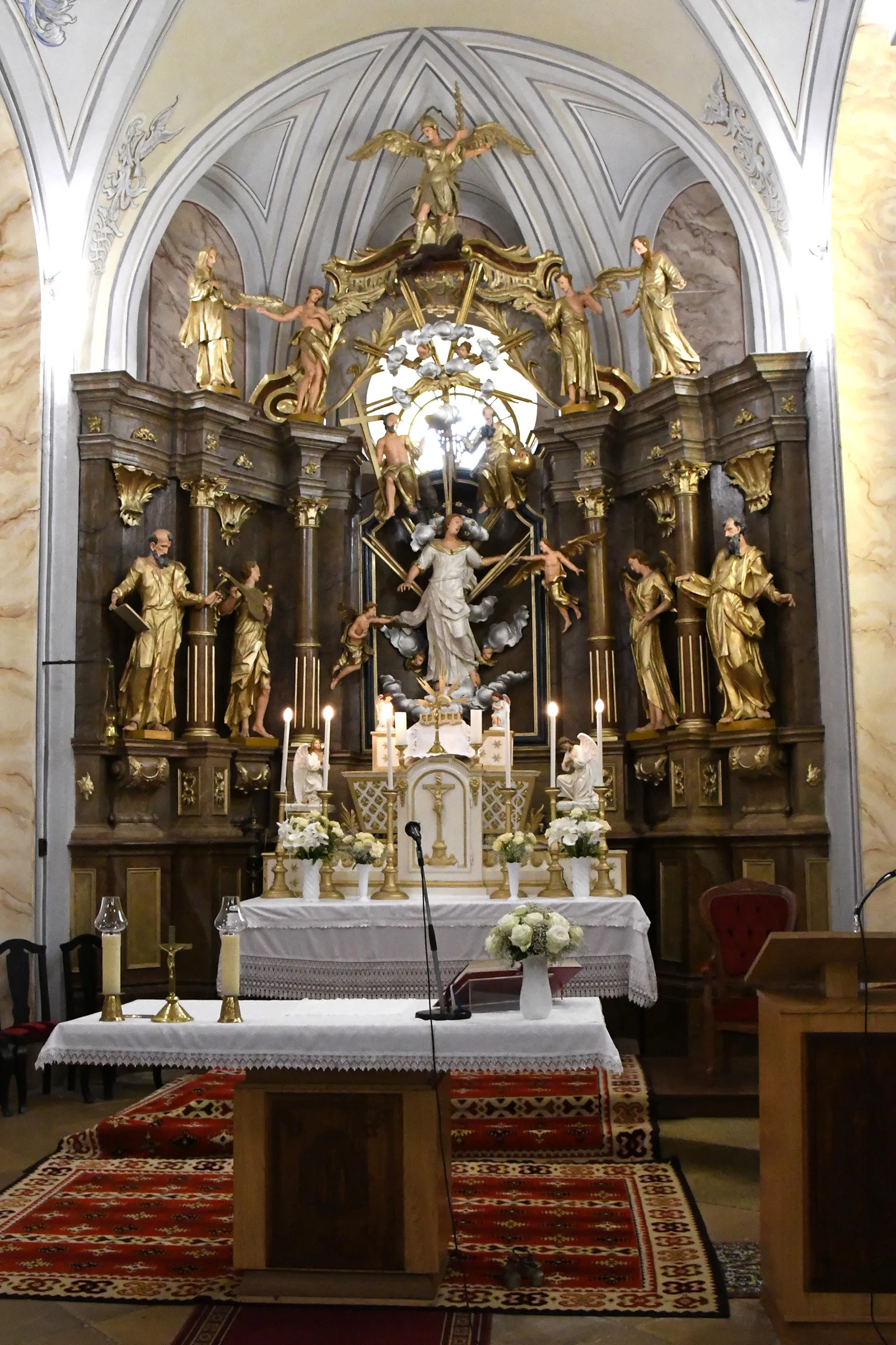 Photo showing: Main altar of the Roman Catholic church in Markotabödöge, Hungary