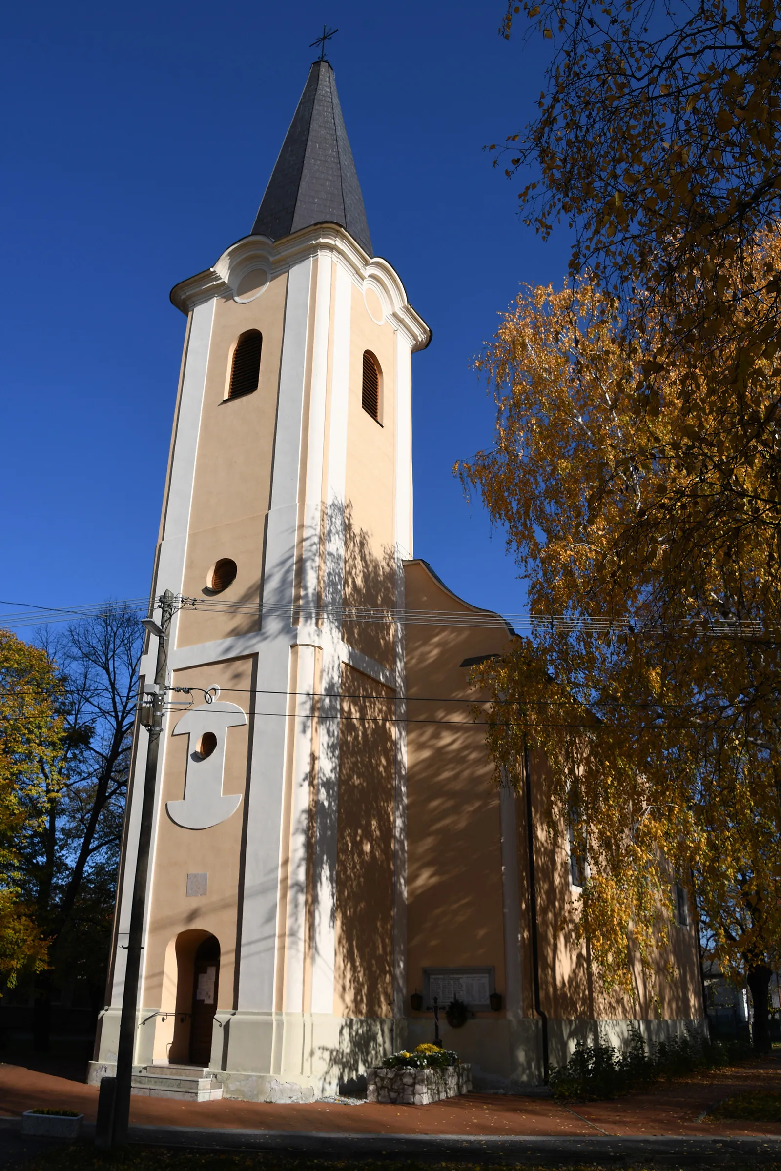 Photo showing: Roman Catholic church in Fehértó, Hungary