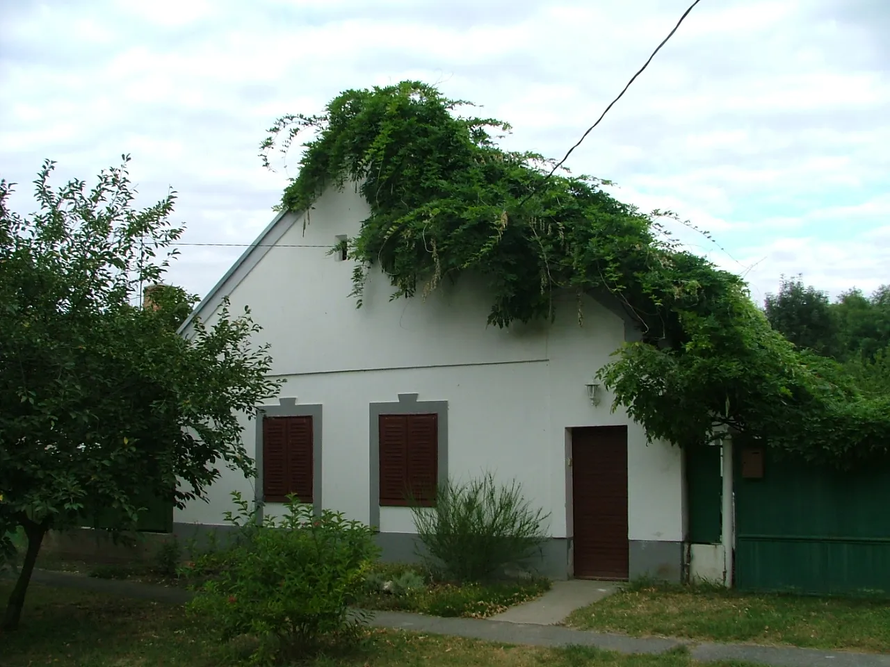 Photo showing: Typical home in Mérges