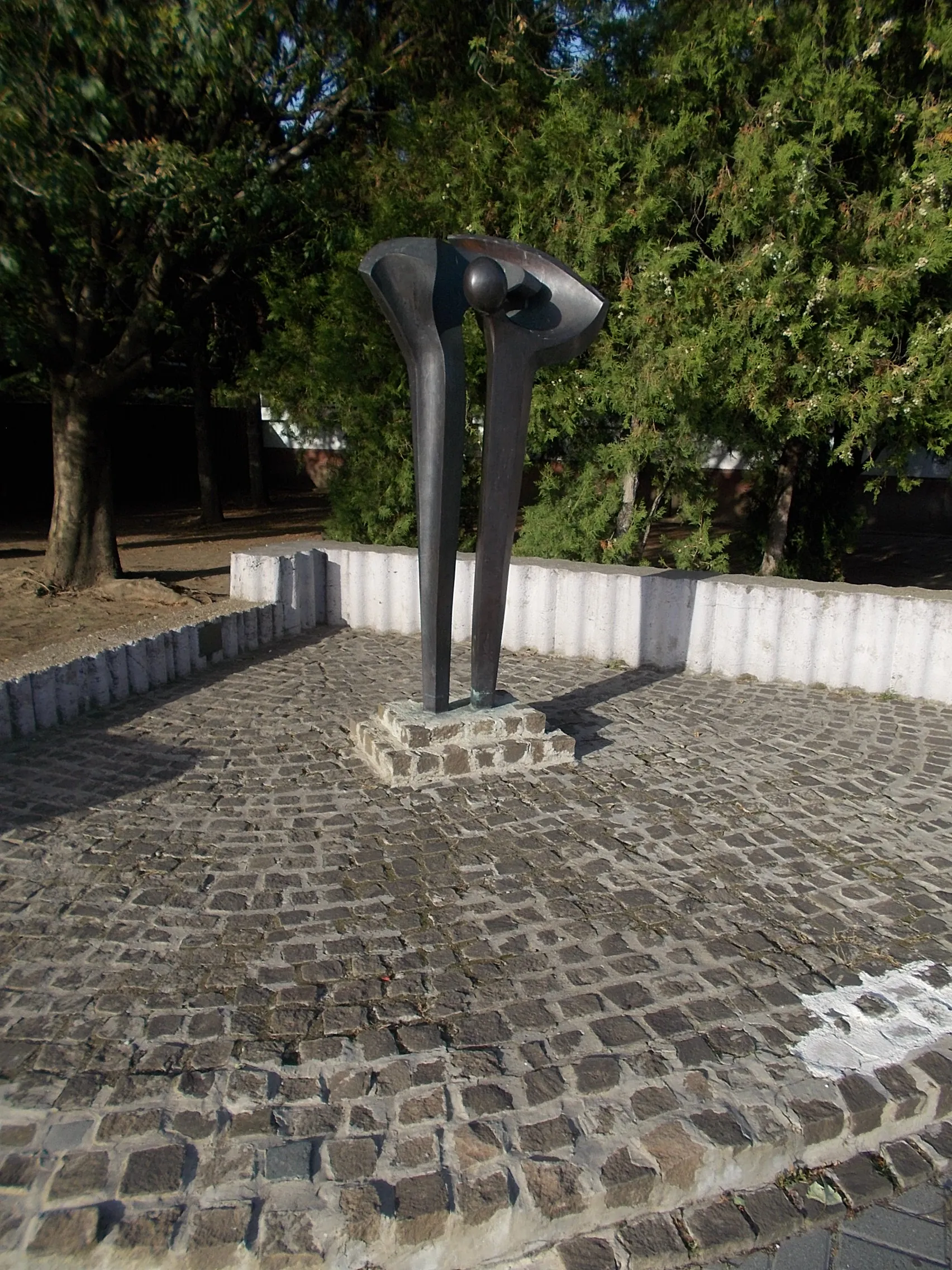 Photo showing: Town patron angel by Emil Eőry, 1993. Modern abstract, native nonfigur, chrome steel and stone, Anniversary (Érd was 750 years old), townscape significance Sculpture. - 9 Alsó Street, Újfalu, Érd, Pest County, Hungary.