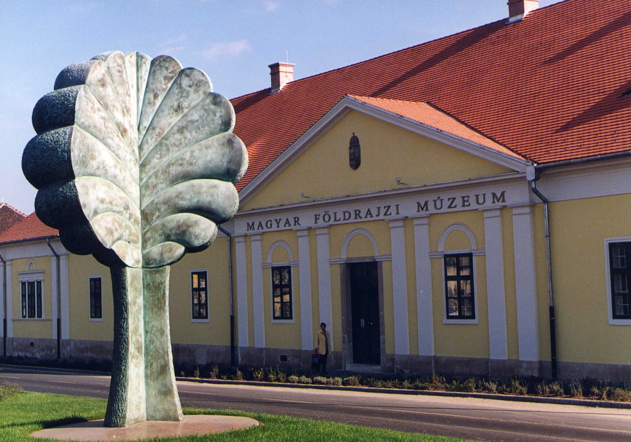 Photo showing: Eőry Emil: Életfa 2001 és Magyar Földrajzi Múzeum,