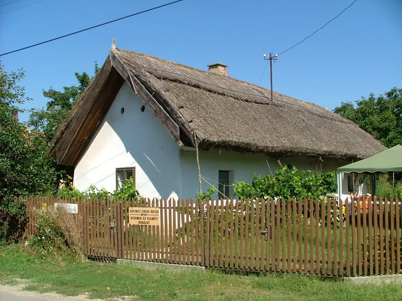 Photo showing: Renewed house of a peasant in Kisbabot