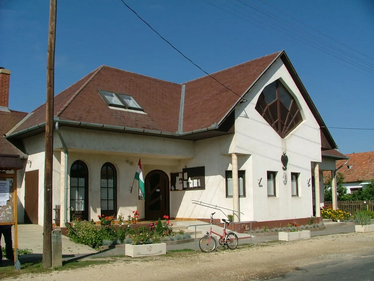 Photo showing: Village hall of Kisbabot