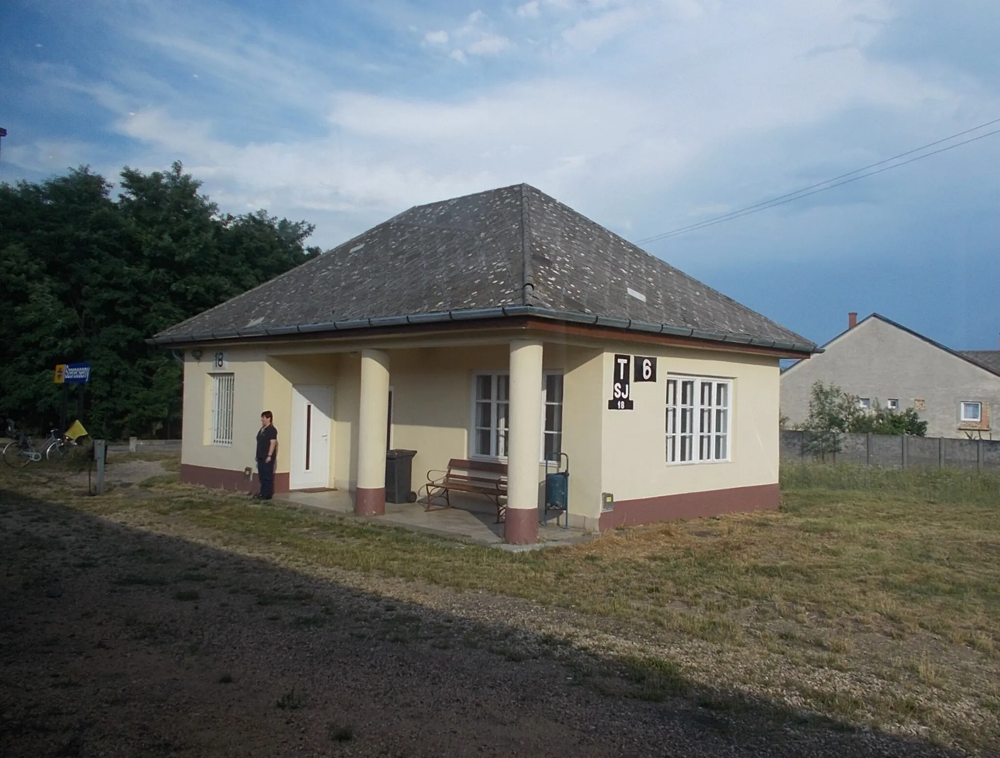 Photo showing: : Train stop. - Szerecseny, Győr-Moson-Sopron County, Hungary.