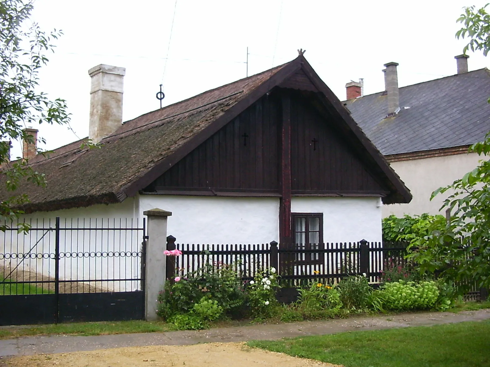 Photo showing: Nyalka, old home of a peasant family