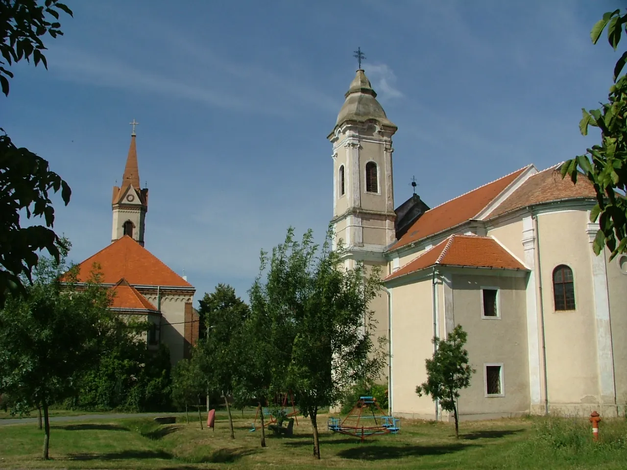 Photo showing: Vadosfa, the lutheran church (left) and the King Ladislau roman catholic church (right)