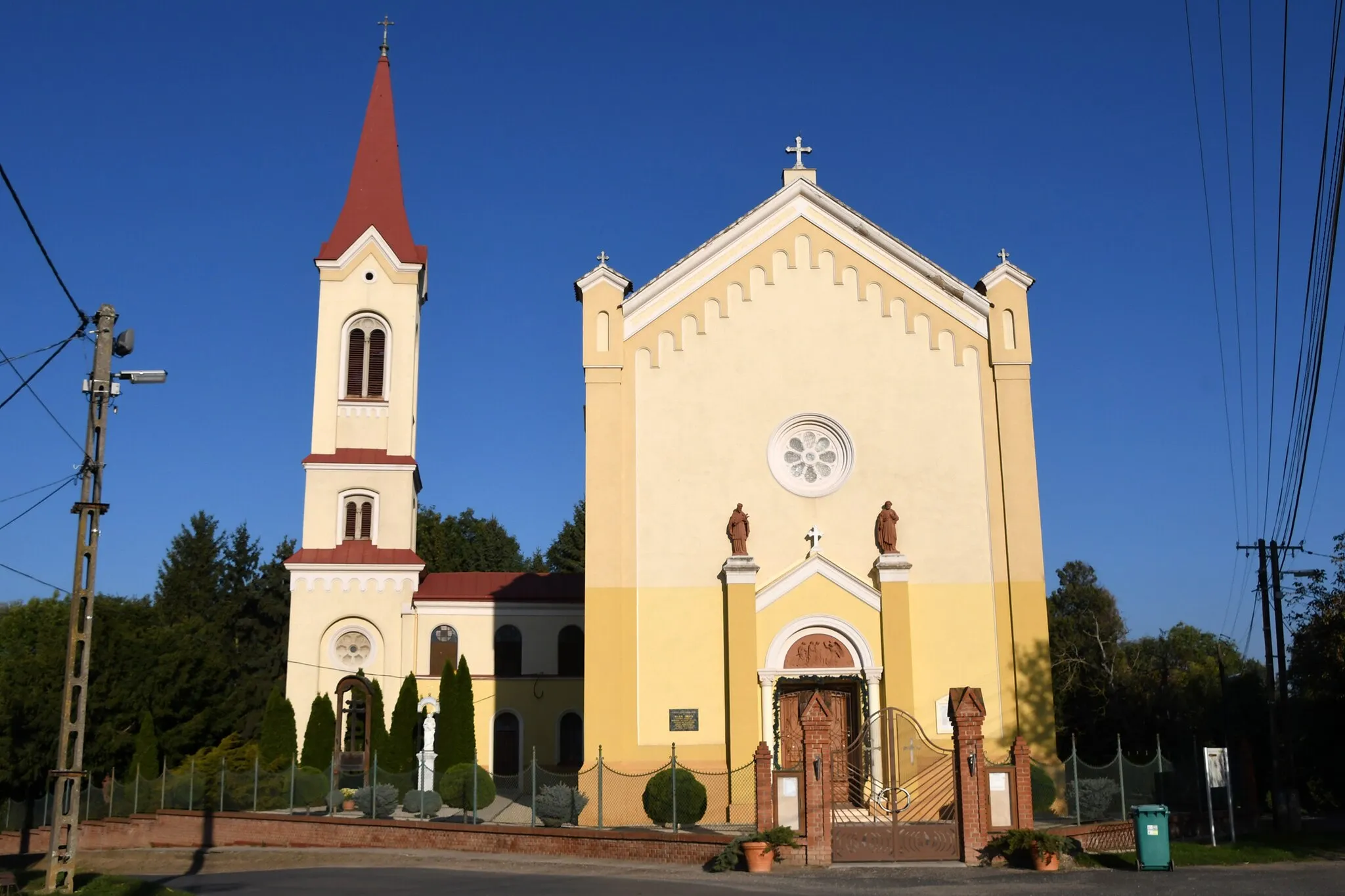 Photo showing: Roman Catholic church in Egyházasfalu, Hungary