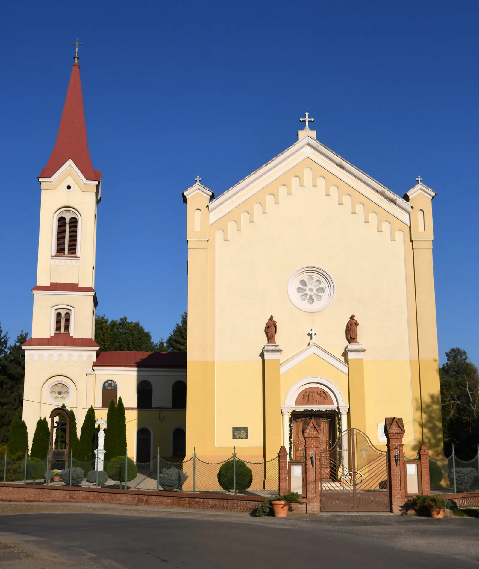 Photo showing: Roman Catholic church in Egyházasfalu, Hungary