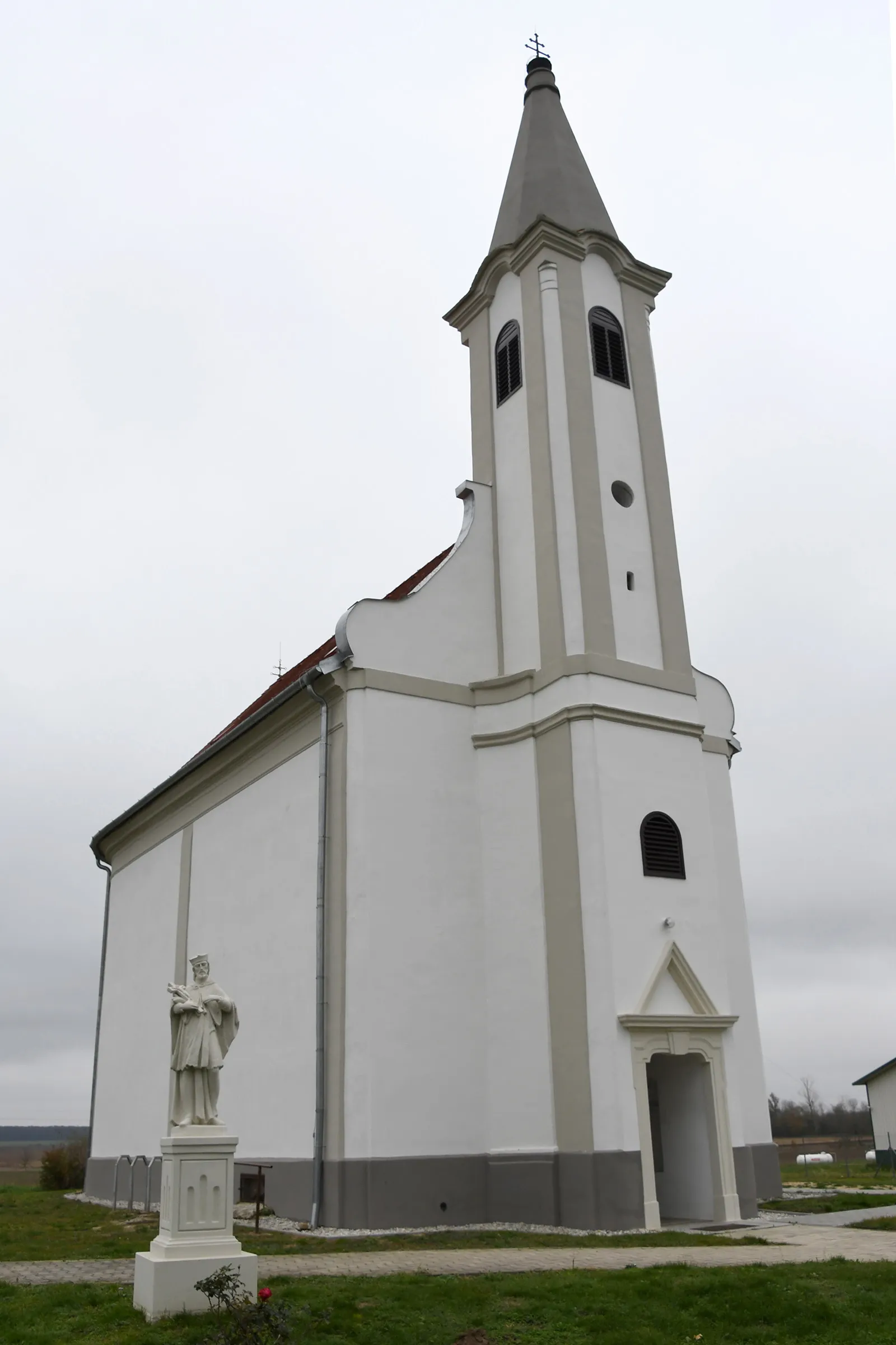 Photo showing: Roman Catholic church in Gyalóka