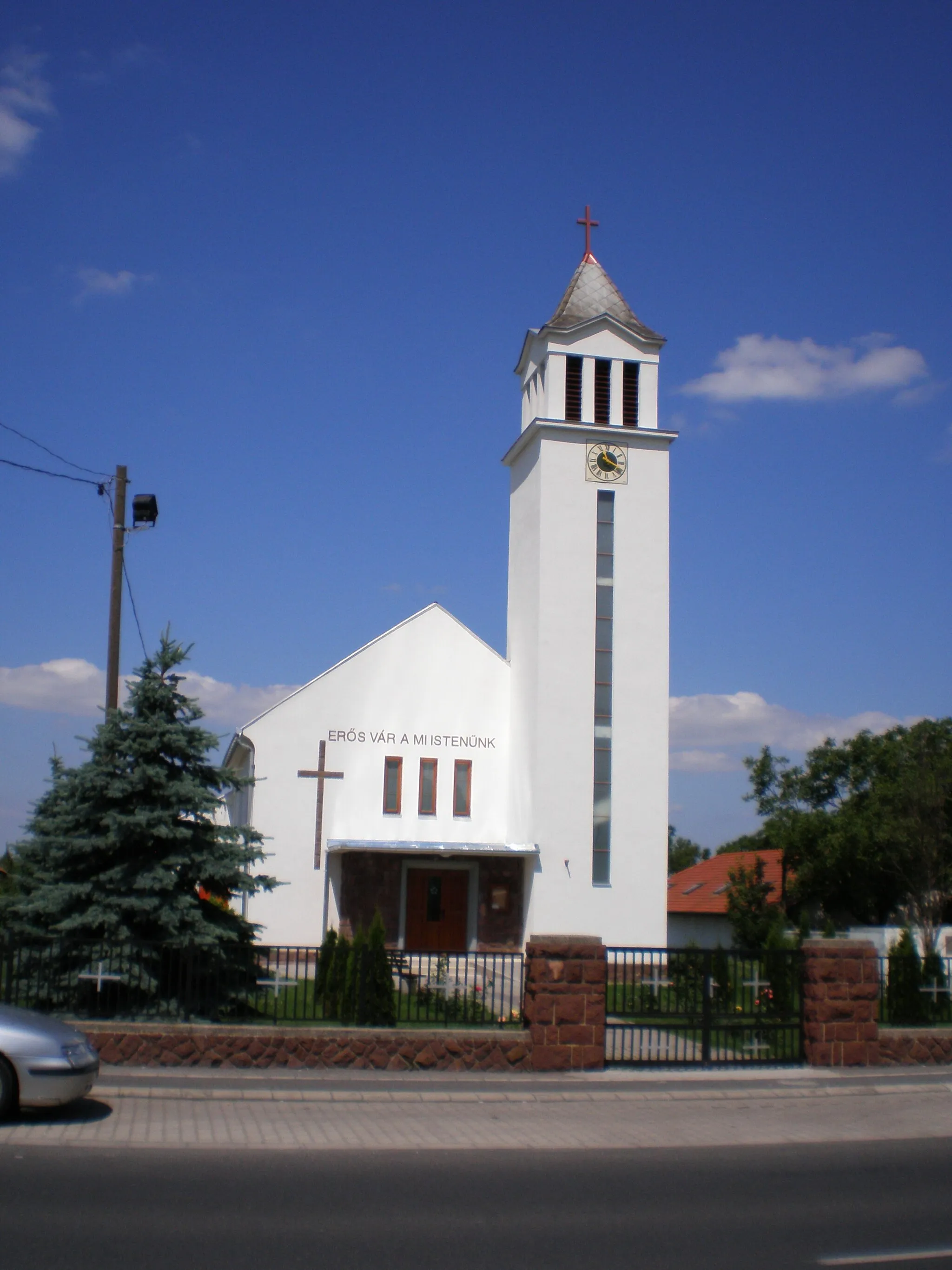 Photo showing: Evangélikus templom (Ménfőcsanak, Győr). Épült 1957–1960-ban  Tervező / Kivitelező: Káldy Barna / Péter Lajos.