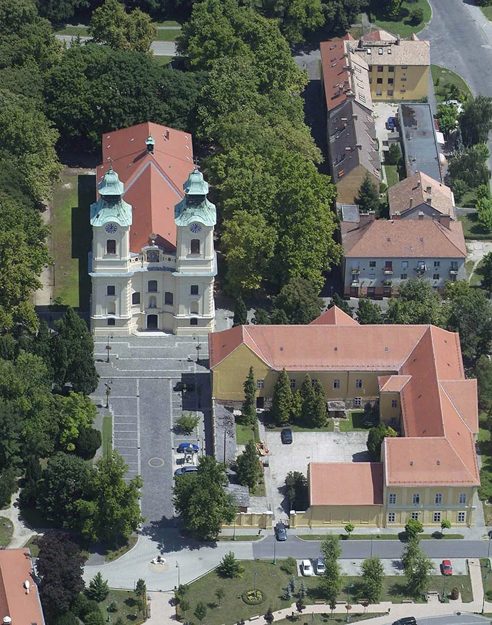 Photo showing: A Szűz Mária-templom légi felvétele