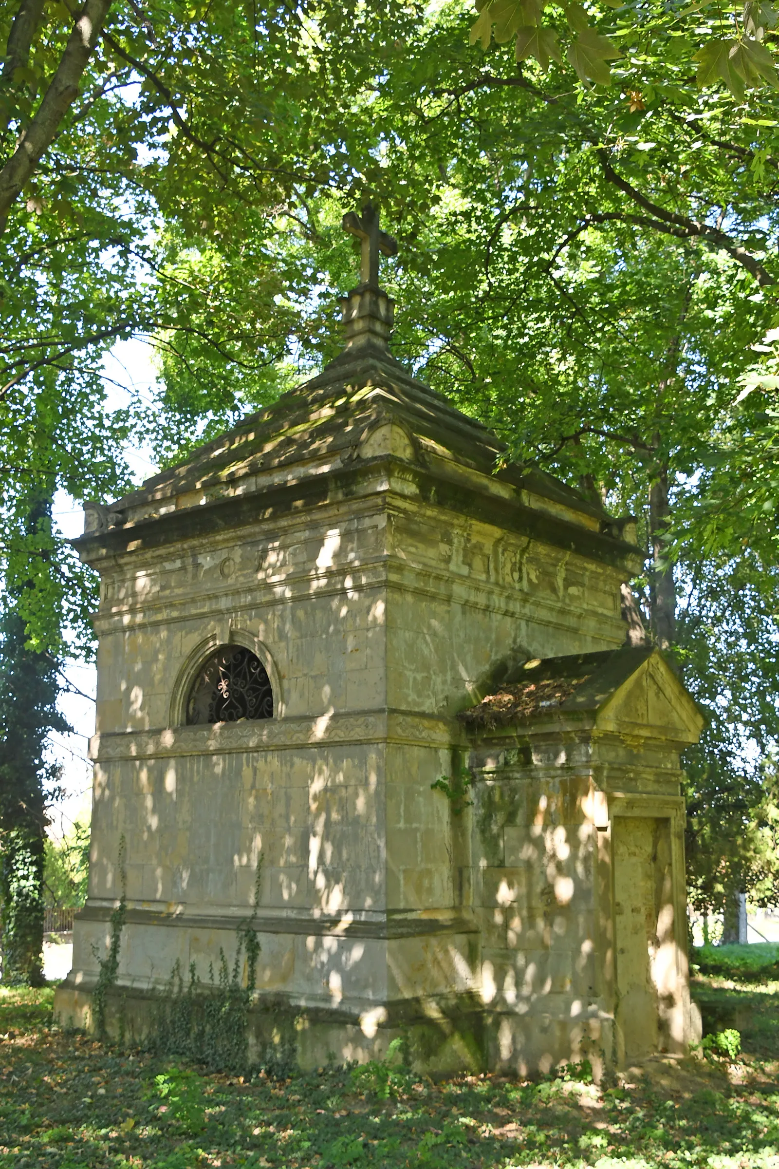 Photo showing: Barcza family tomb in the Graveyard of the landlords in Csabrendek, Hungary