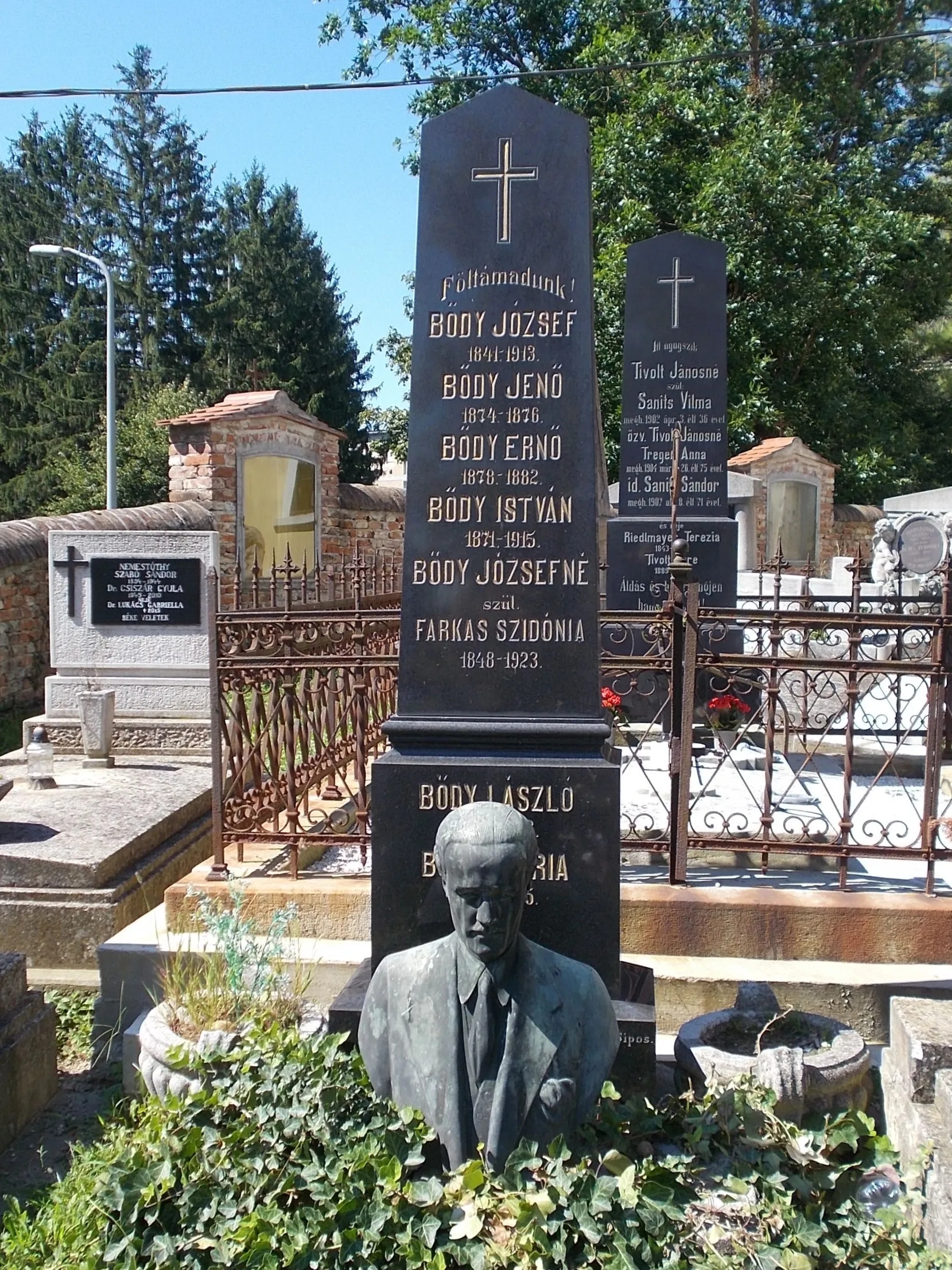 Photo showing: Bődy family grave obelisk (†1876, †1882, †1913, †1915, †1923, †1933) with bust of László Bődy by János Vörös (1933) in the Calvary Cemetery - Olajmunkás Street, Rózsák Square and Göcseji Road corner, Zalaegerszeg, Zala County, Hungary.