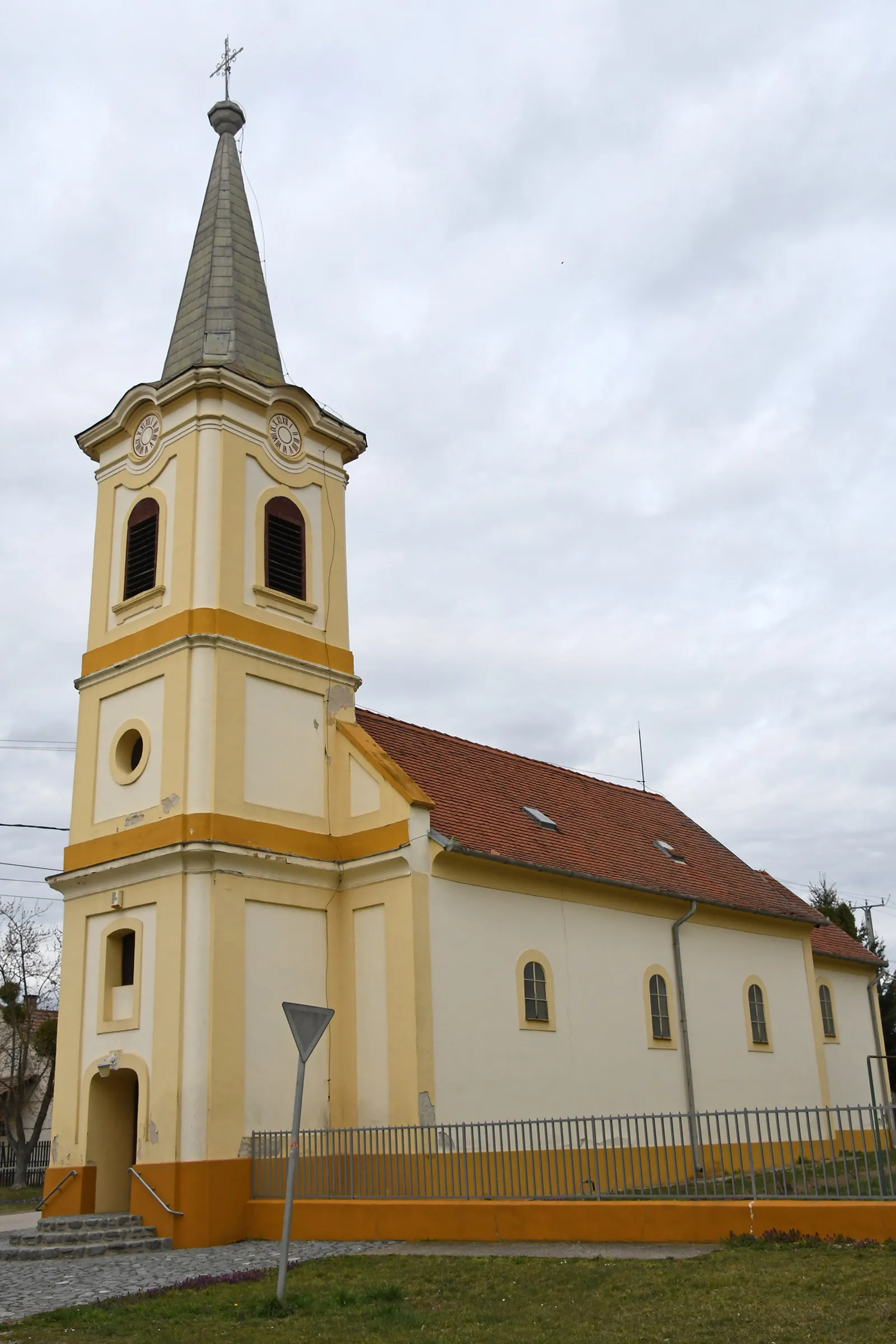 Photo showing: Roman Catholic church in Sümegprága, Hungary