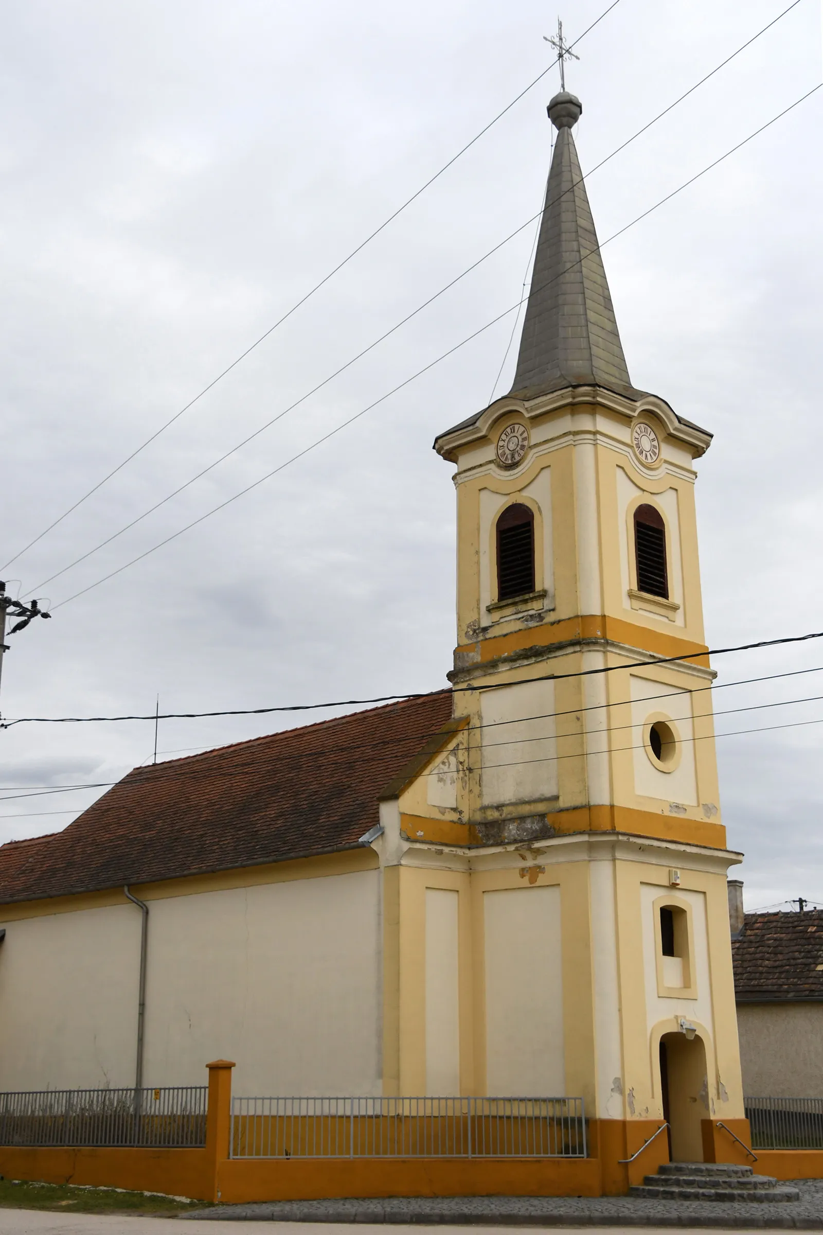 Photo showing: Roman Catholic church in Sümegprága, Hungary