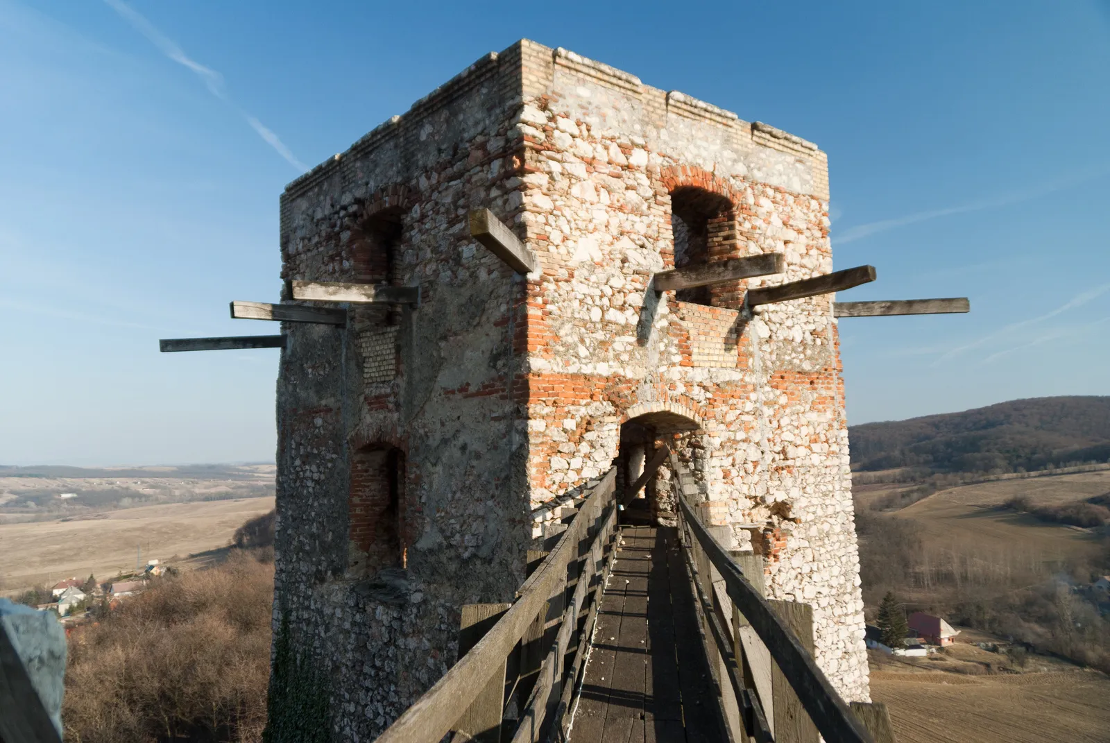 Photo showing: Várrom (Csesznek, Kültelek 9.)