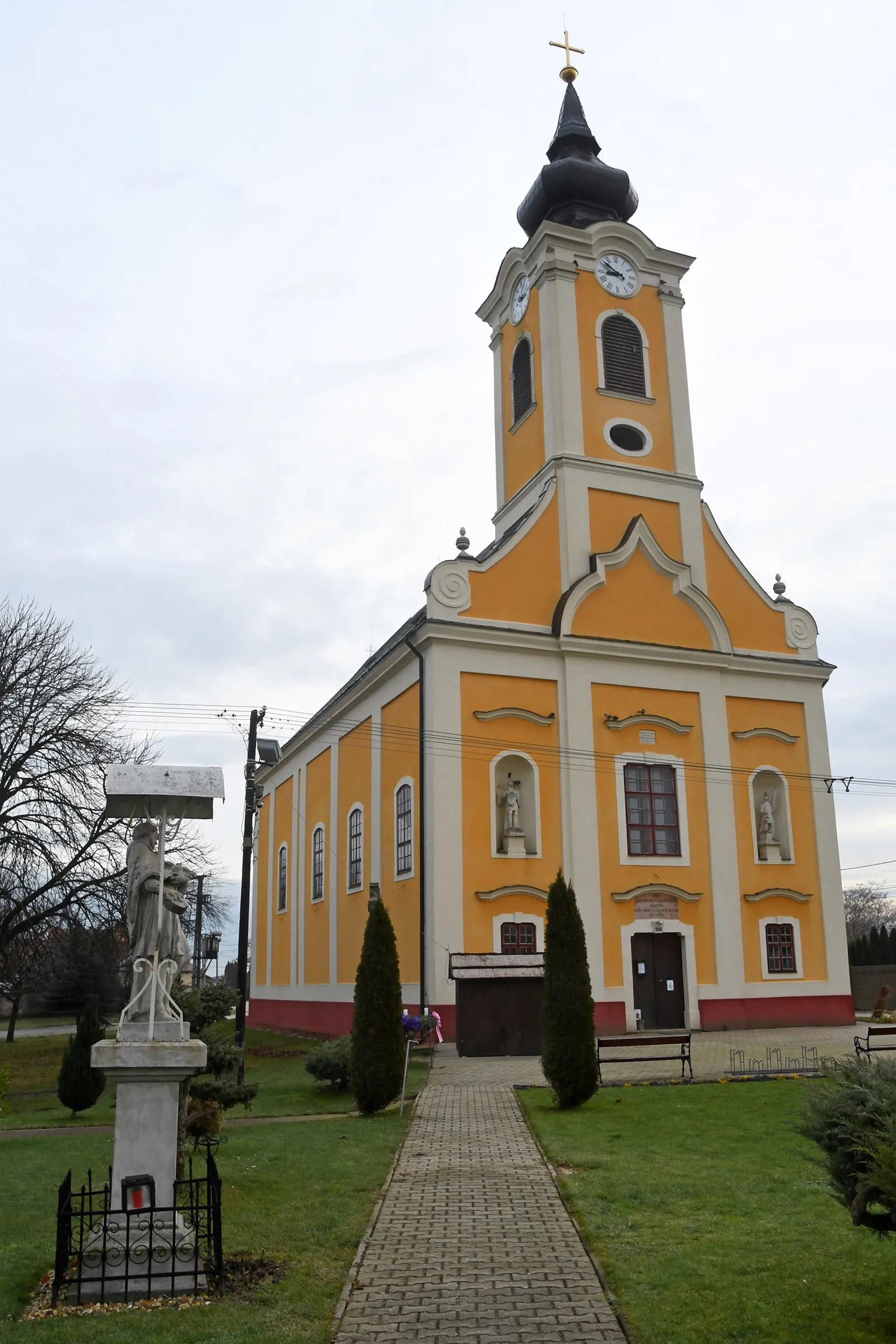 Photo showing: Statue of Saint John of Nepomuk in Bezenye, Hungary with the Roman Catholic church