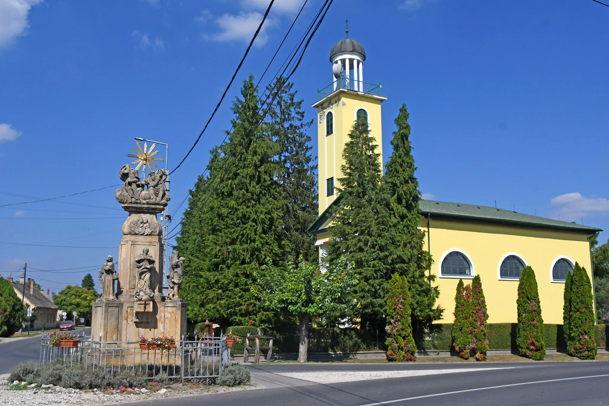 Photo showing: Holy Trinity column and Reformed church in Kutas, Hungary