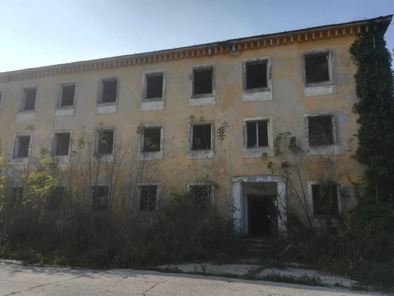 Photo showing: Ruins of the russian army base in Sármellék